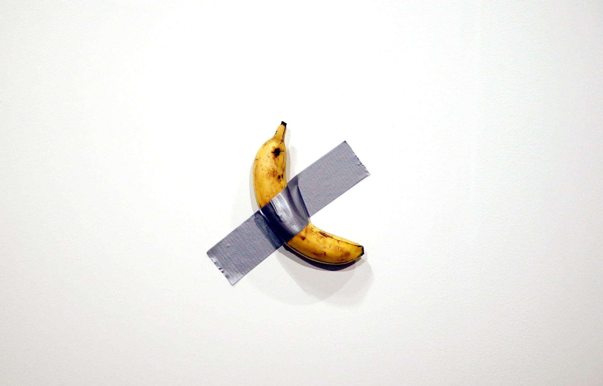 Polémica obra de una banana pegada con cinta adhesiva, se vende por $6.2 millones