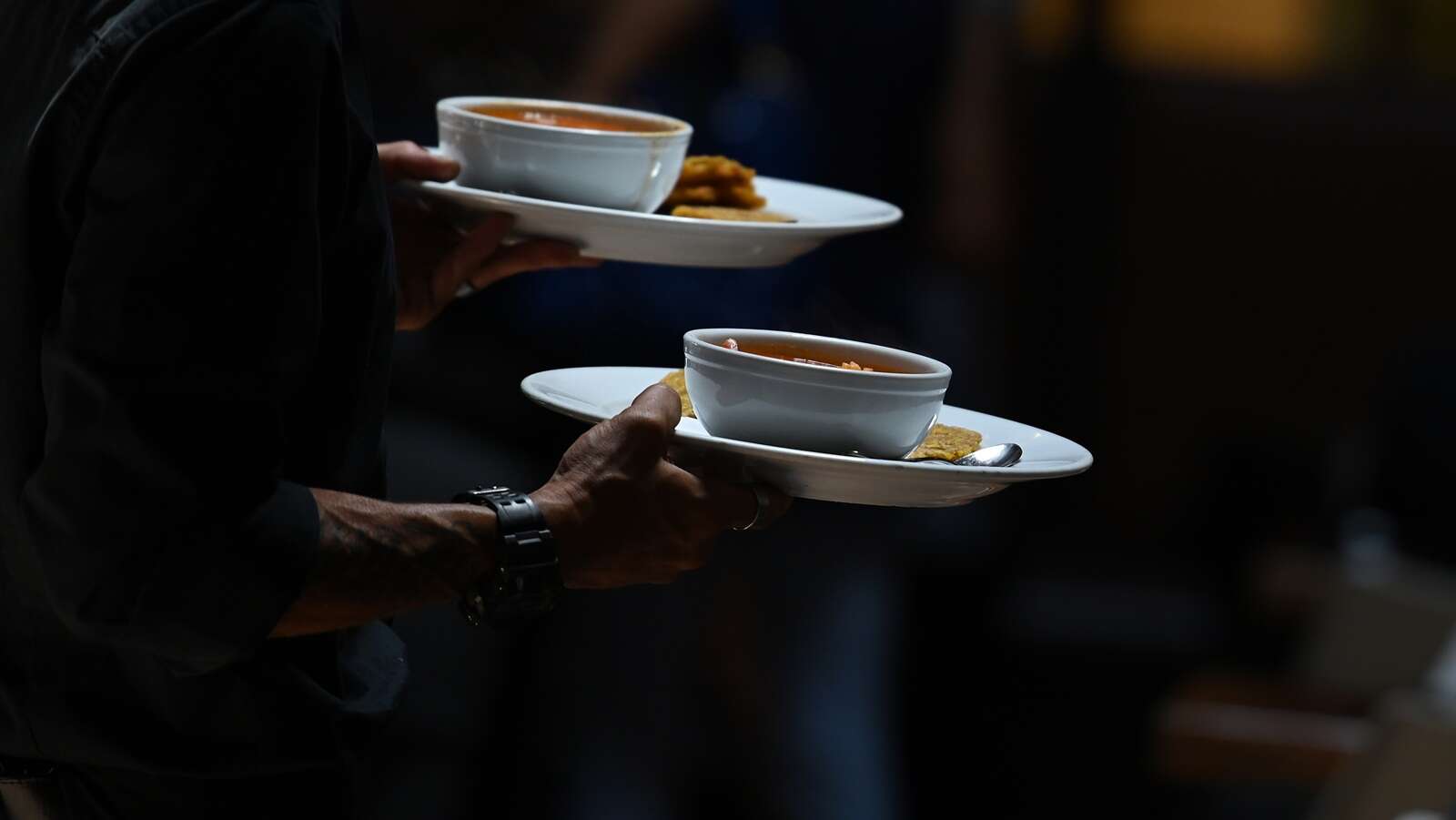 Meseros, y exmeseros, de Bottles podrán unirse como clase en demanda por salarios