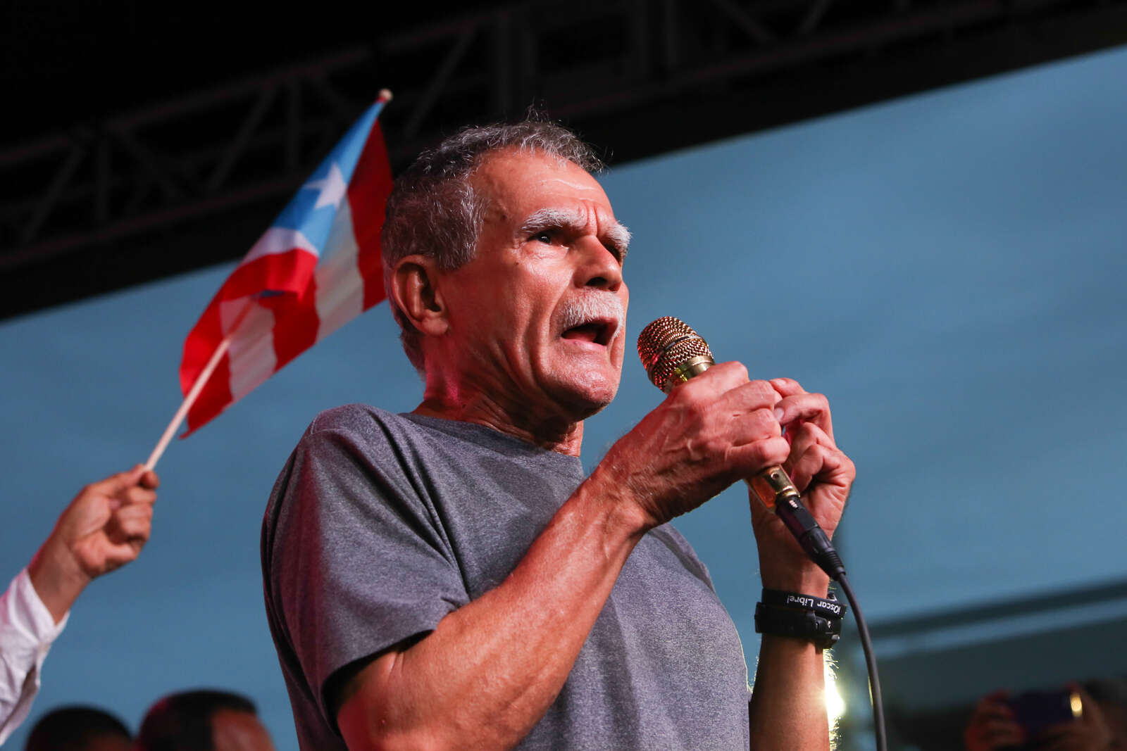 Oscar López Rivera enfrenta alzheimer: su hija lo traslada a Estados Unidos para su cuidado