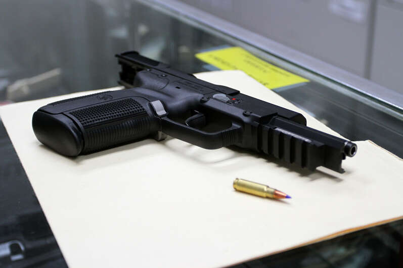 Hay niños que disparan armas de fuego desde los siete años legalmente en Puerto Rico