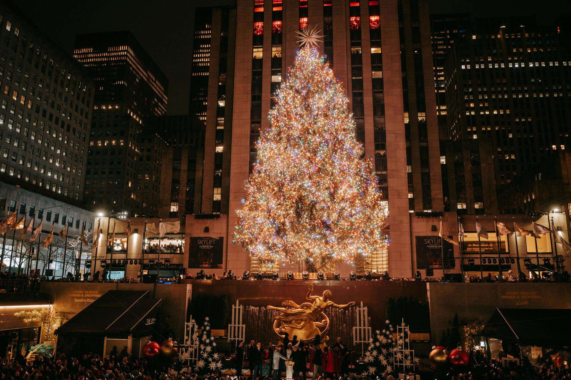 Árbol en el Rockefeller en Nueva York se ilumina al ritmo de Thalía y Kelly Clarkson