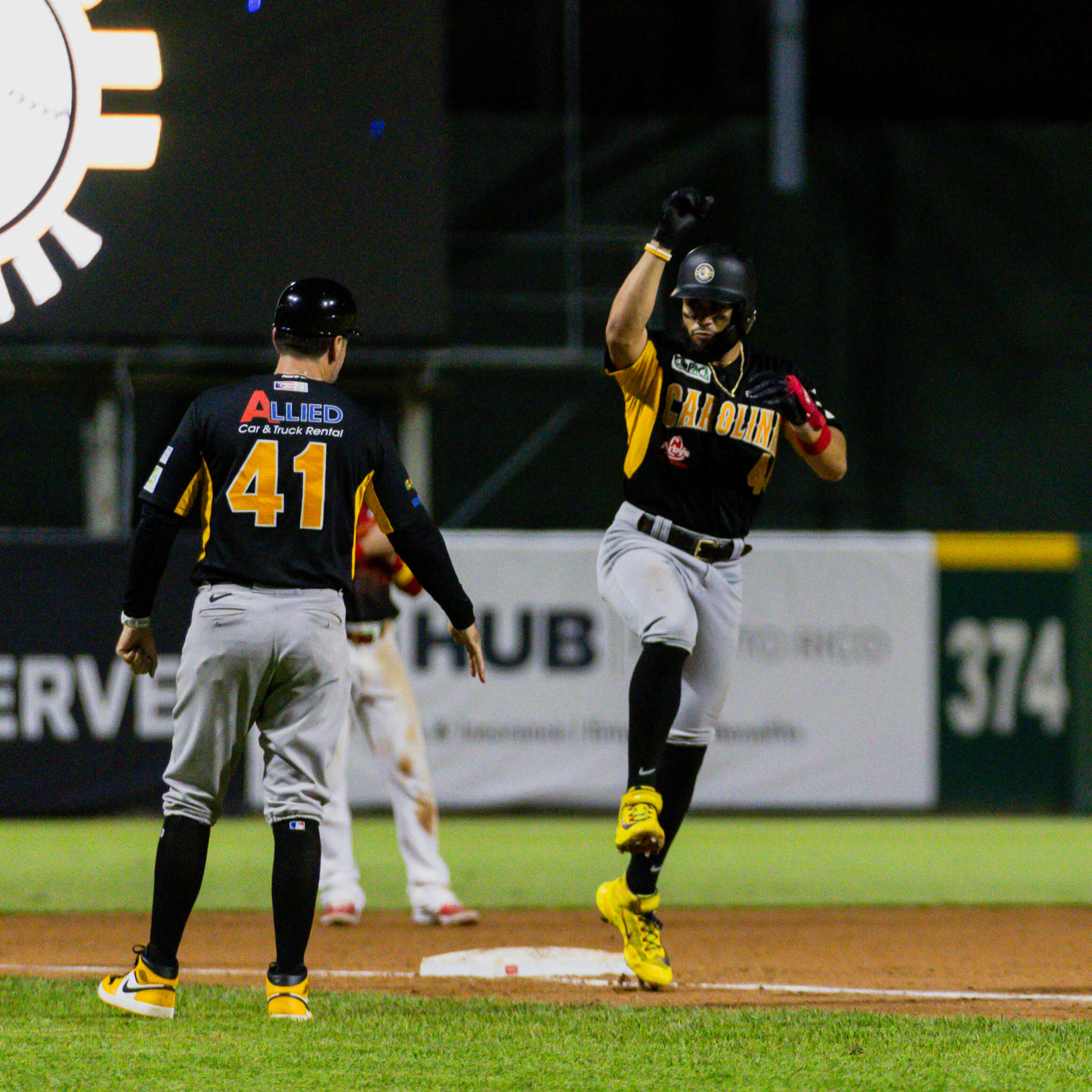 Senadores y Gigantes logran triunfos el lunes