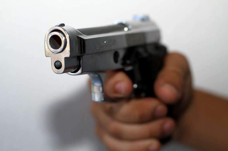 Ultiman a hombre al lado de negocio en Villalba