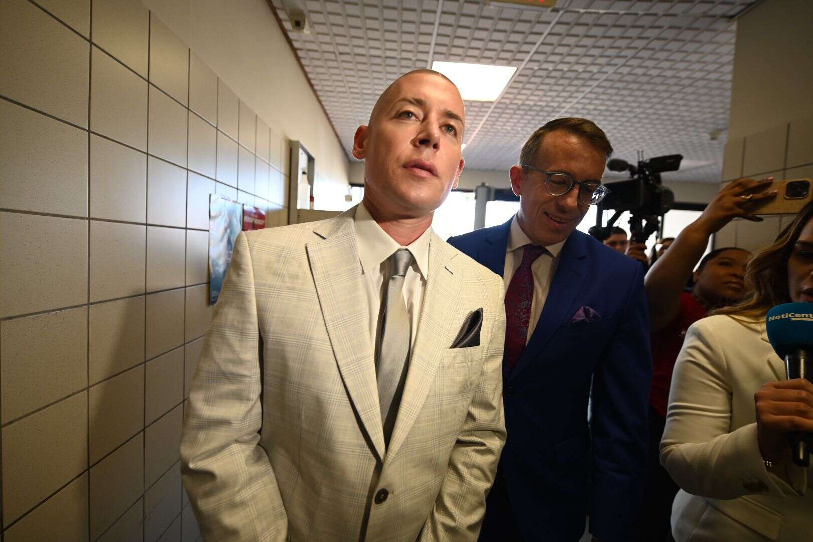 Cosculluela enfrenta seis cargos por incidente que dejó a dos jinetes heridos
