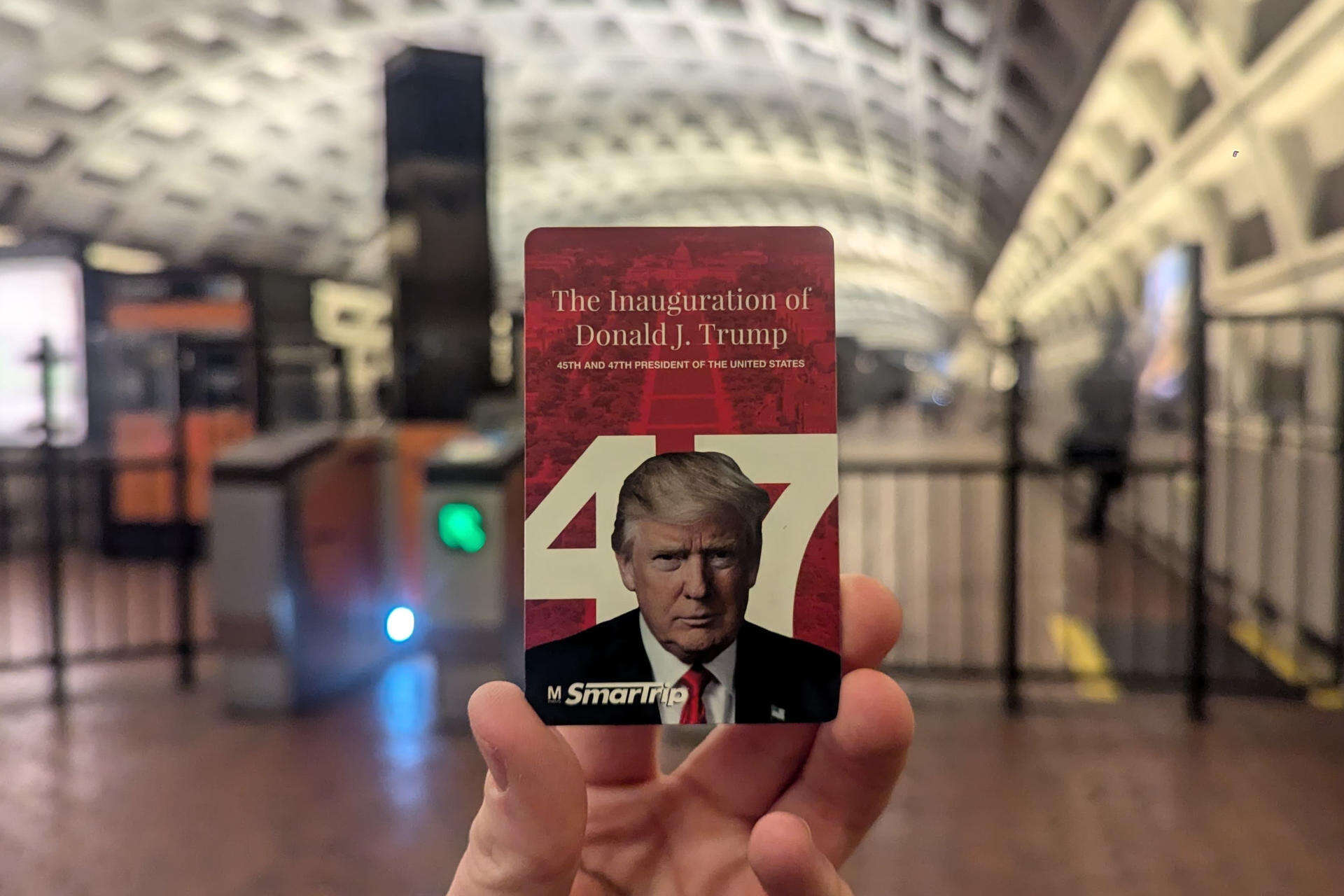 Metro de Washington DC lanza tarjetas especiales por investidura de Trump