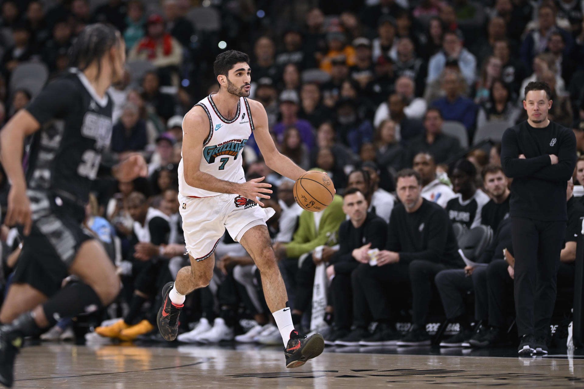 Lakers frenan racha negativa con remontada para superar al Heat