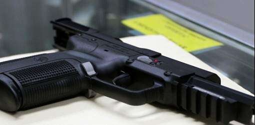 Agente de la policía se dispara accidentalmente con arma de reglamento