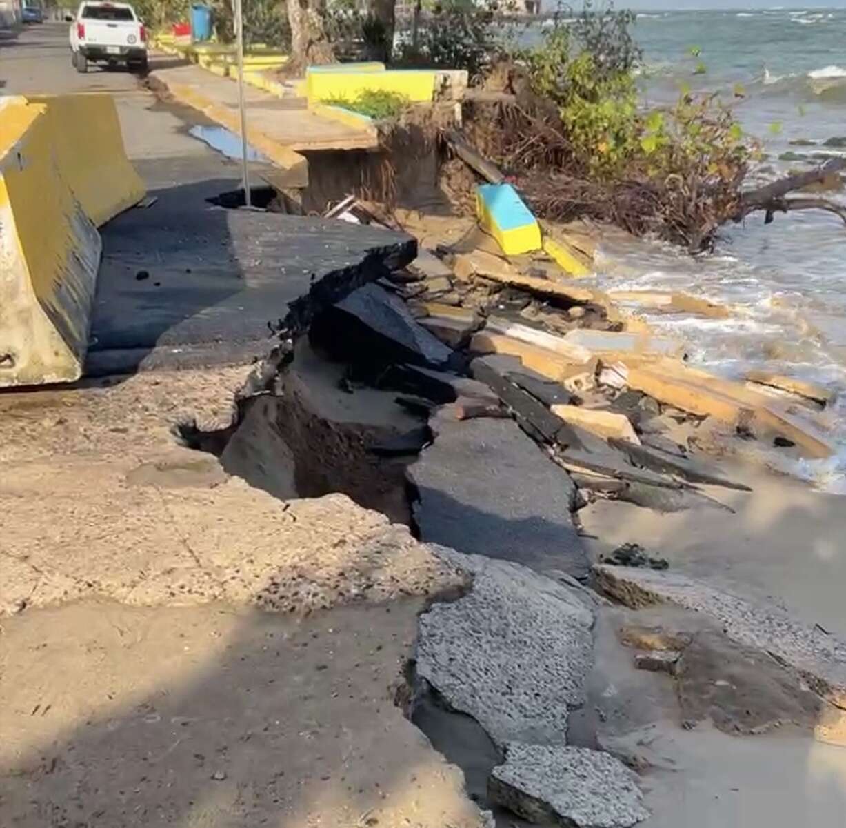 Nueva embestida del mar en Loíza empeora la erosión costera