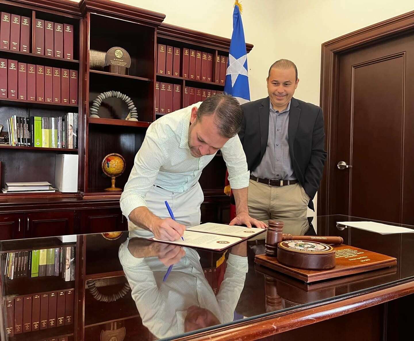 Juramenta Adrián González Costa como senador por el PIP