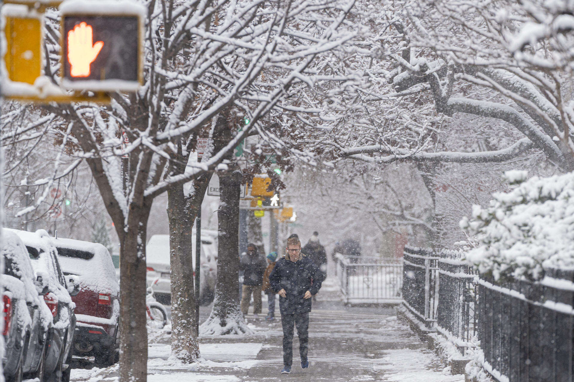 Tormenta invernal deja nevadas en el centro de EU e interrumpe miles de vuelos