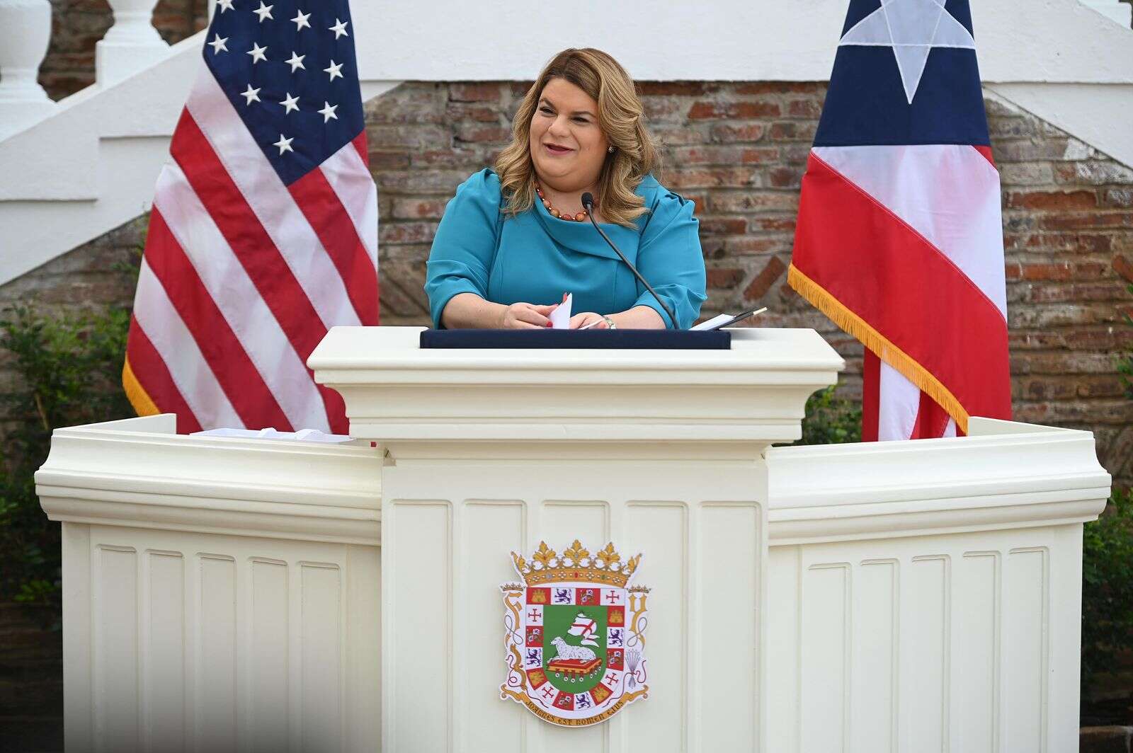 Jenniffer González firma órdenes ejecutivas para agilizar los procesos de permisos