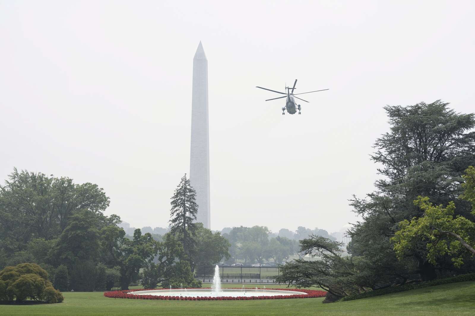 Un juez deja a Trump seguir su plan de indemnizar a empleados federales para que renuncien