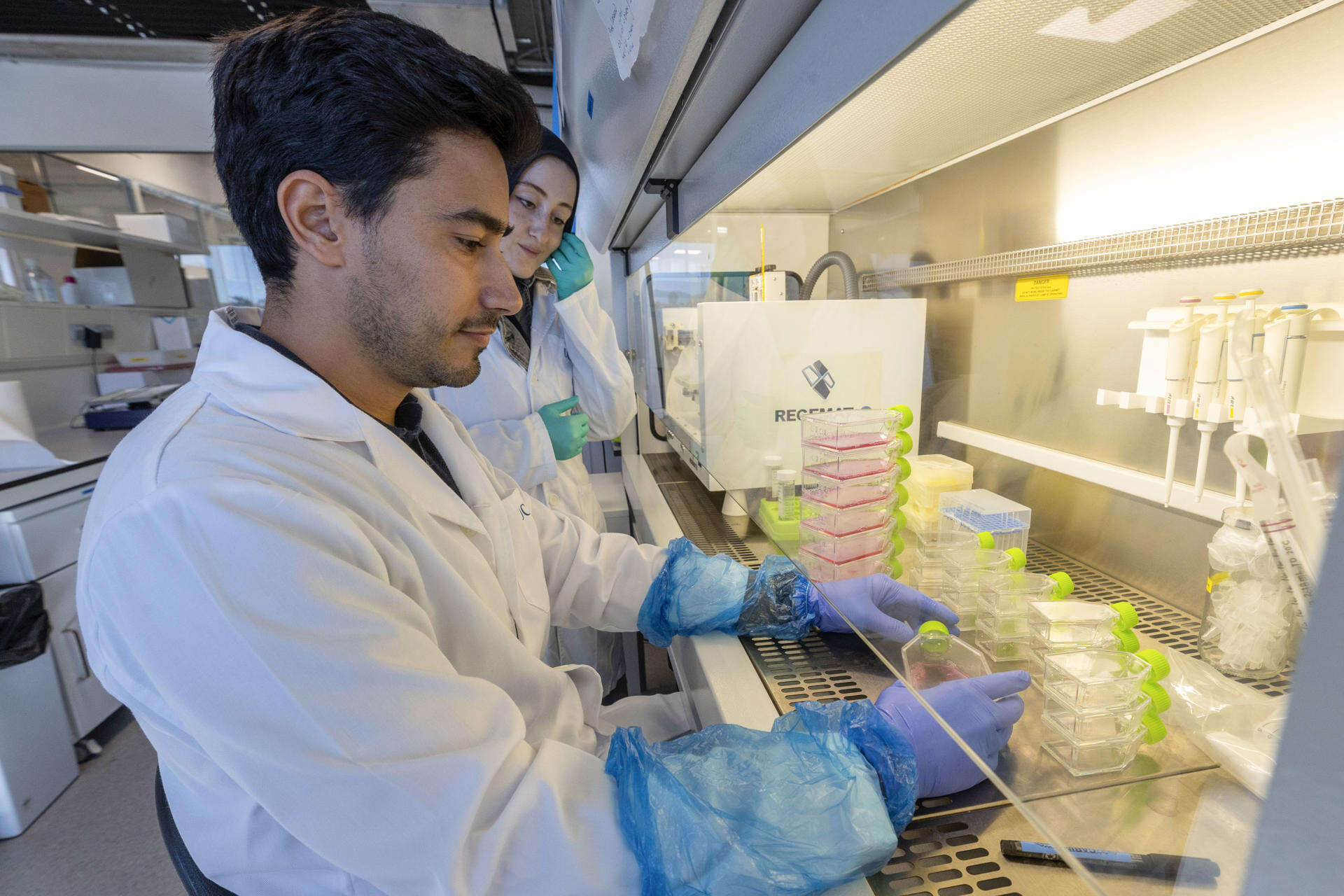 Juez bloquea intento de Trump de limitar pago de Institutos de Salud a investigadores