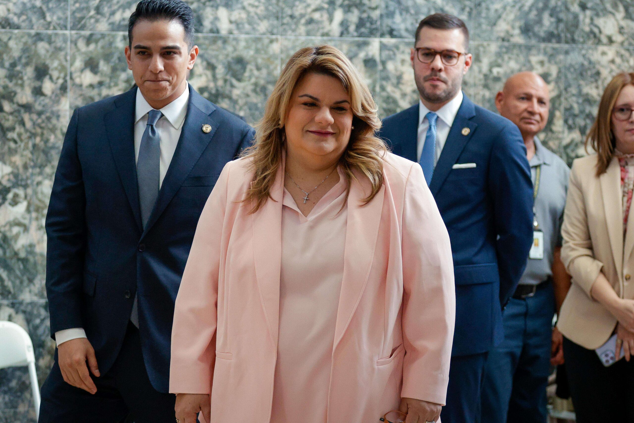 EN VIVO: Jenniffer Colón visita el Departamento de  Hacienda