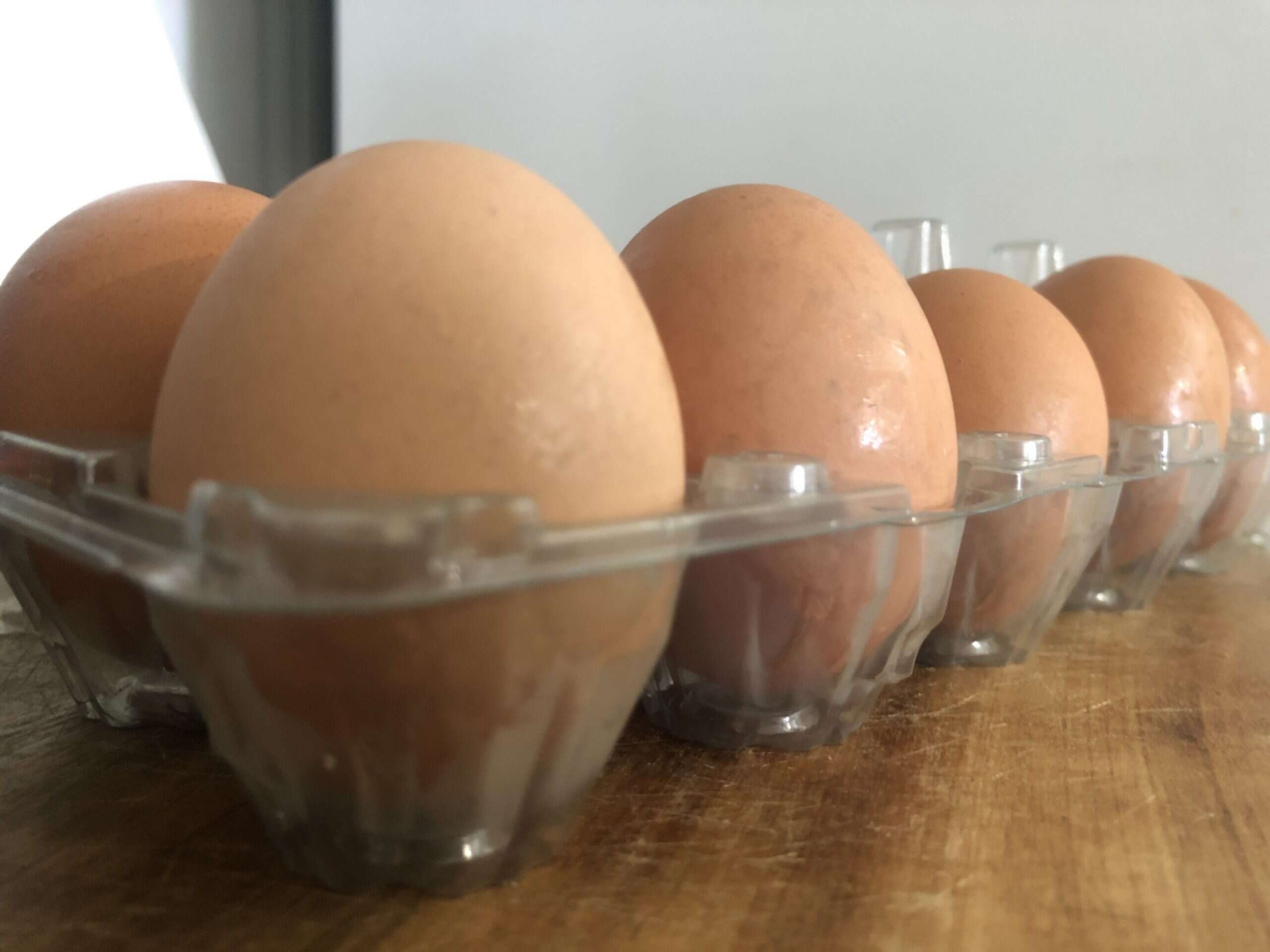 Roban 300 docenas de huevos en un estacionamiento