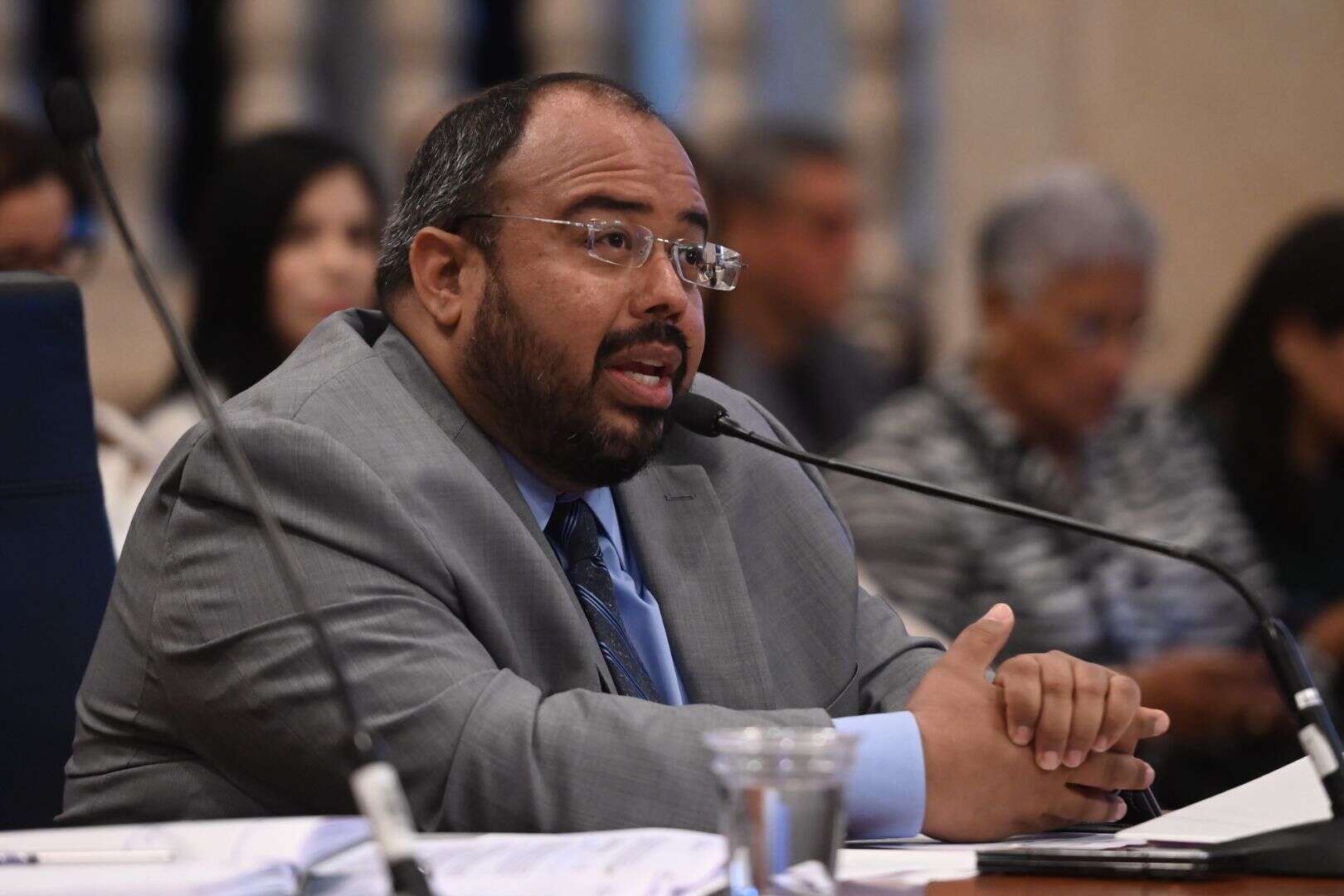 Solicita que se legisle para que el mantenimiento de las escuelas no sea bajo la Autoridad de Edific