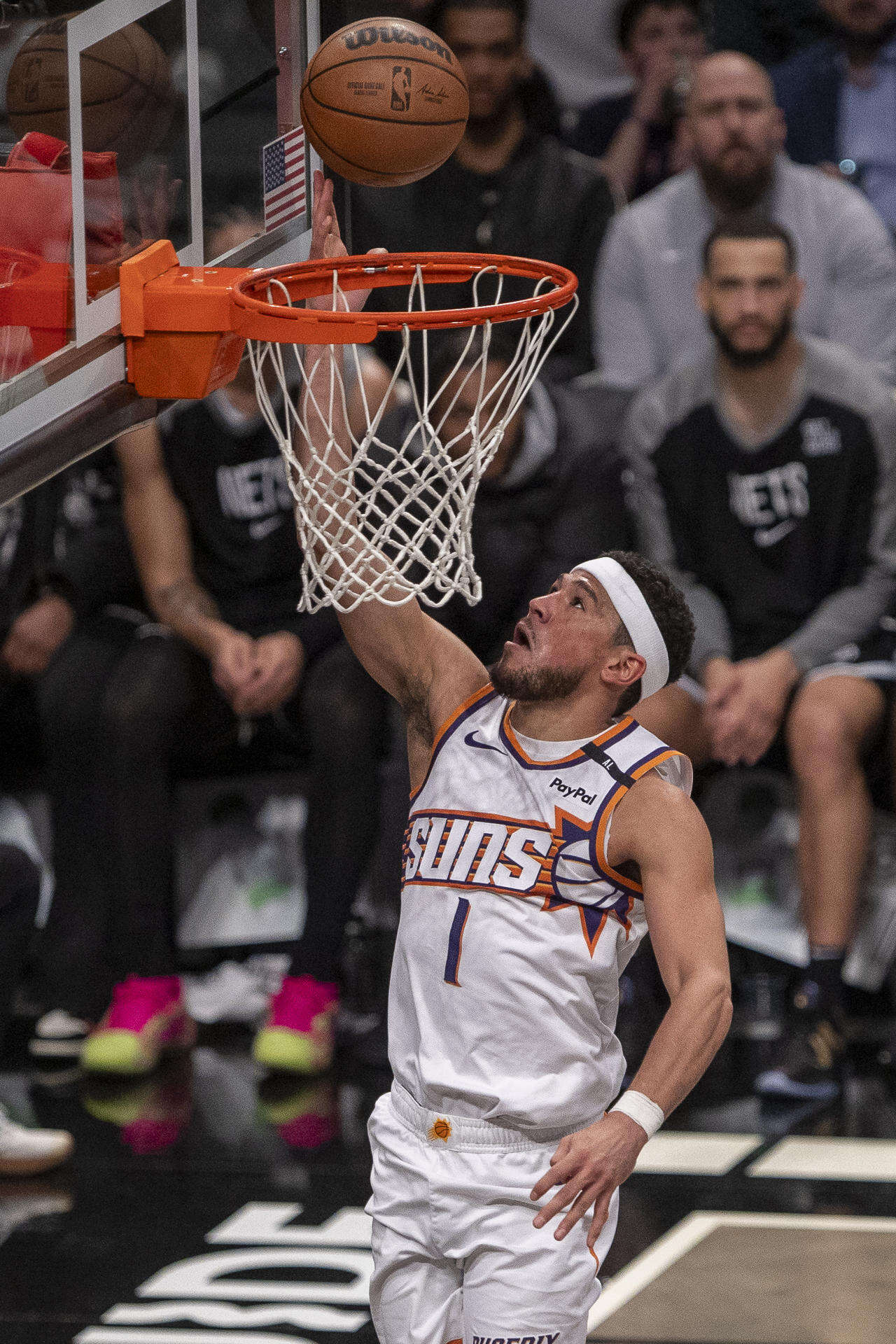Devin Booker hace historia para los Suns en causa perdida