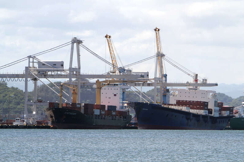 Guardia Costera suspende permiso para manejo de carga peligrosa en Puerto Nuevo