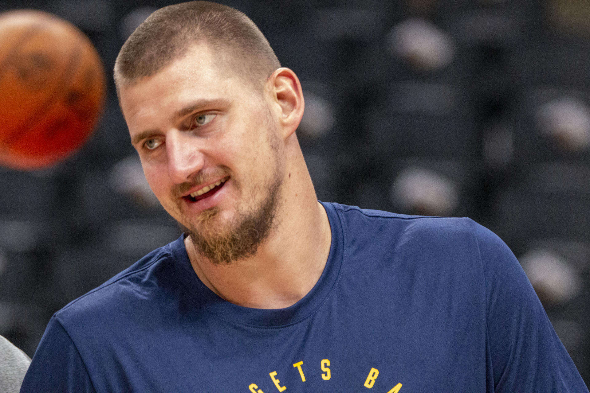 Nikola Jokic establece marca personal de asistencias en triunfo de los Nuggets