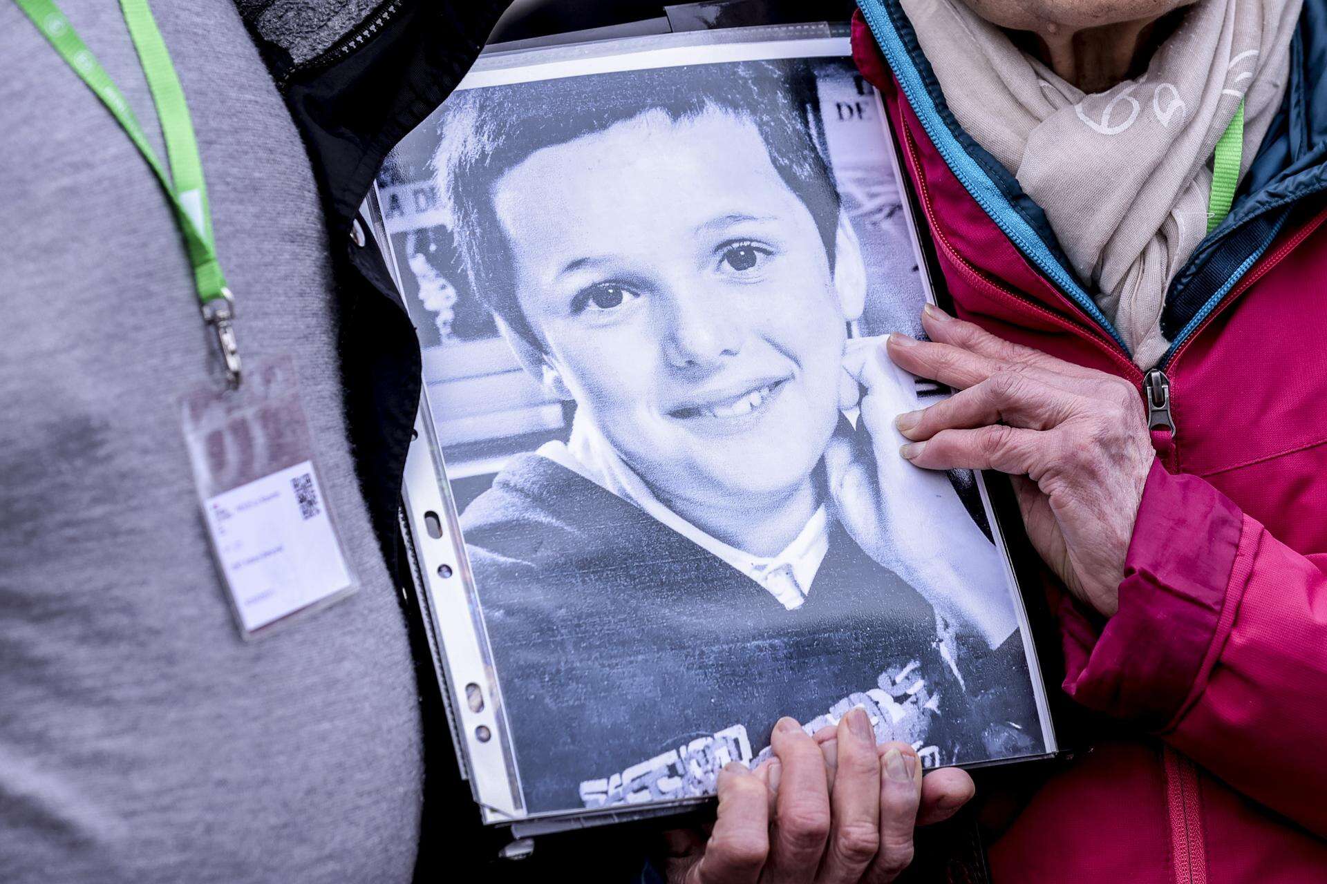 Cirujano acusado de abusar de 299 menores confiesa haber cometido esos «actos odiosos»