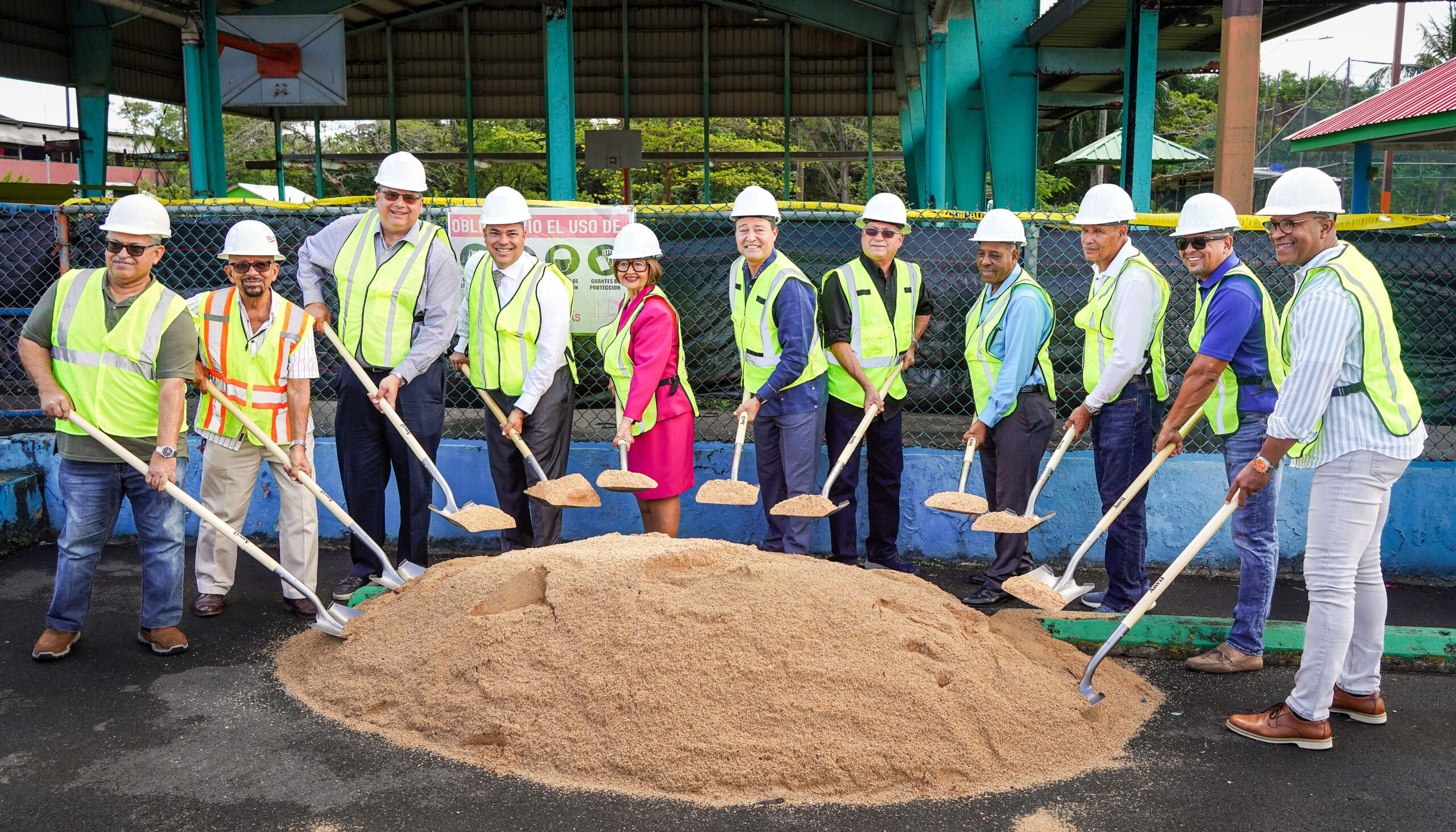 Anuncian la construcción de una nueva cancha en la Barriada Juana Matos