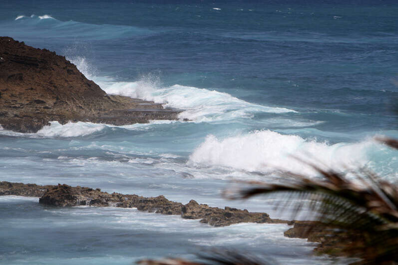 Turista sufre severas lesiones tras caer en vereda rocosa en Aguadilla