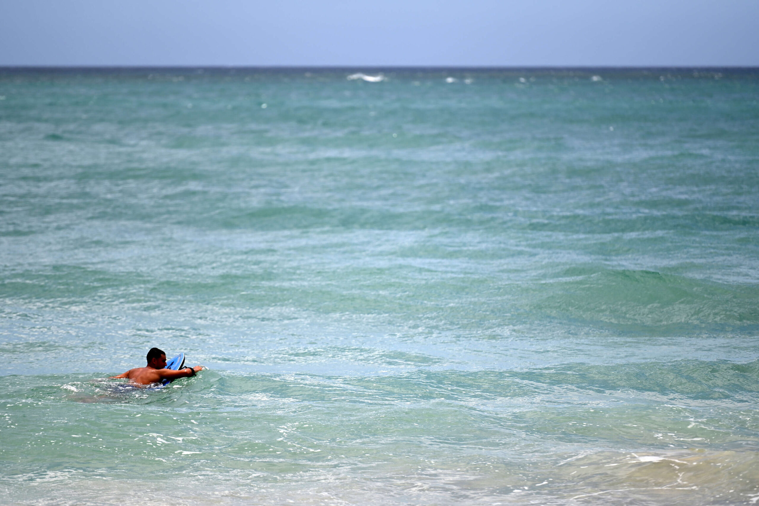 Hombre fallece tras rescatar a mujer arrastrada por las corrientes marinas en Loíza