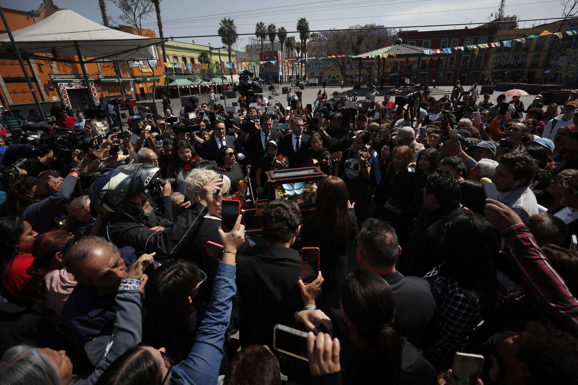 Miles de mexicanos ofrecen un último adiós a Paquita la del Barrio