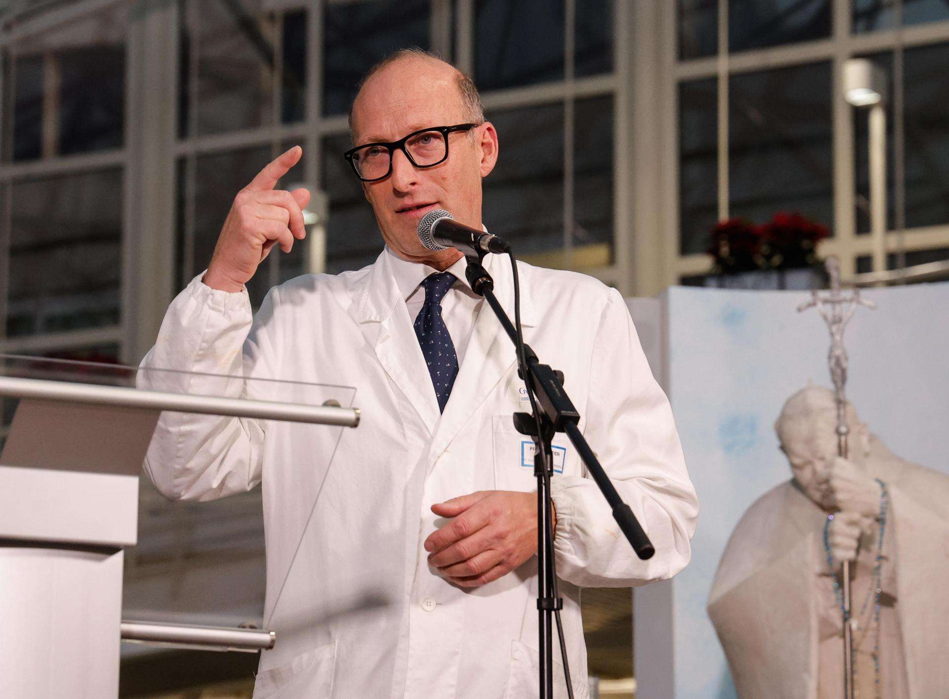 Papa Francisco mejora, pero «no está fuera de peligro»