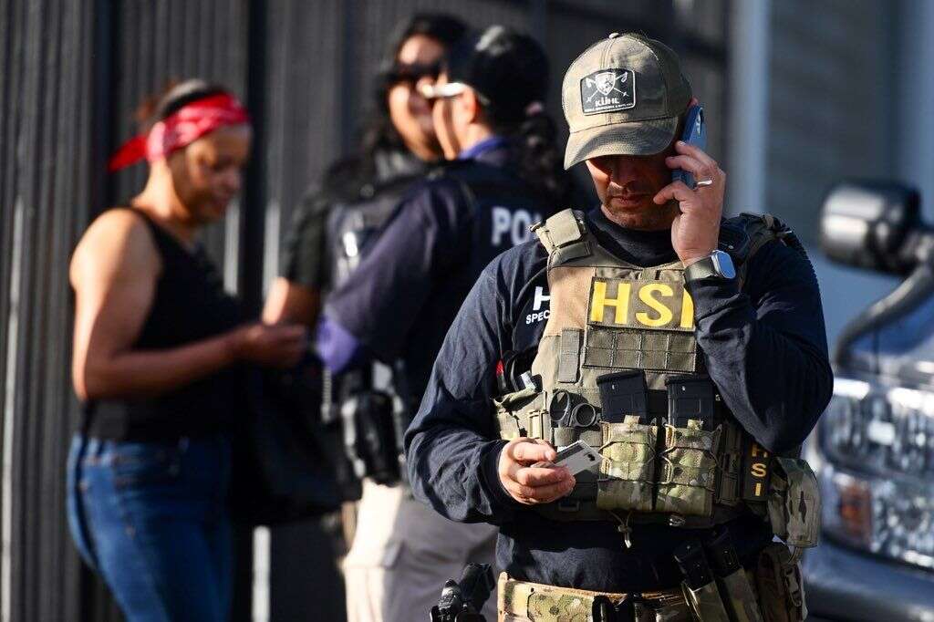 Federales ejecutan orden de allanamiento por delitos de inmigración