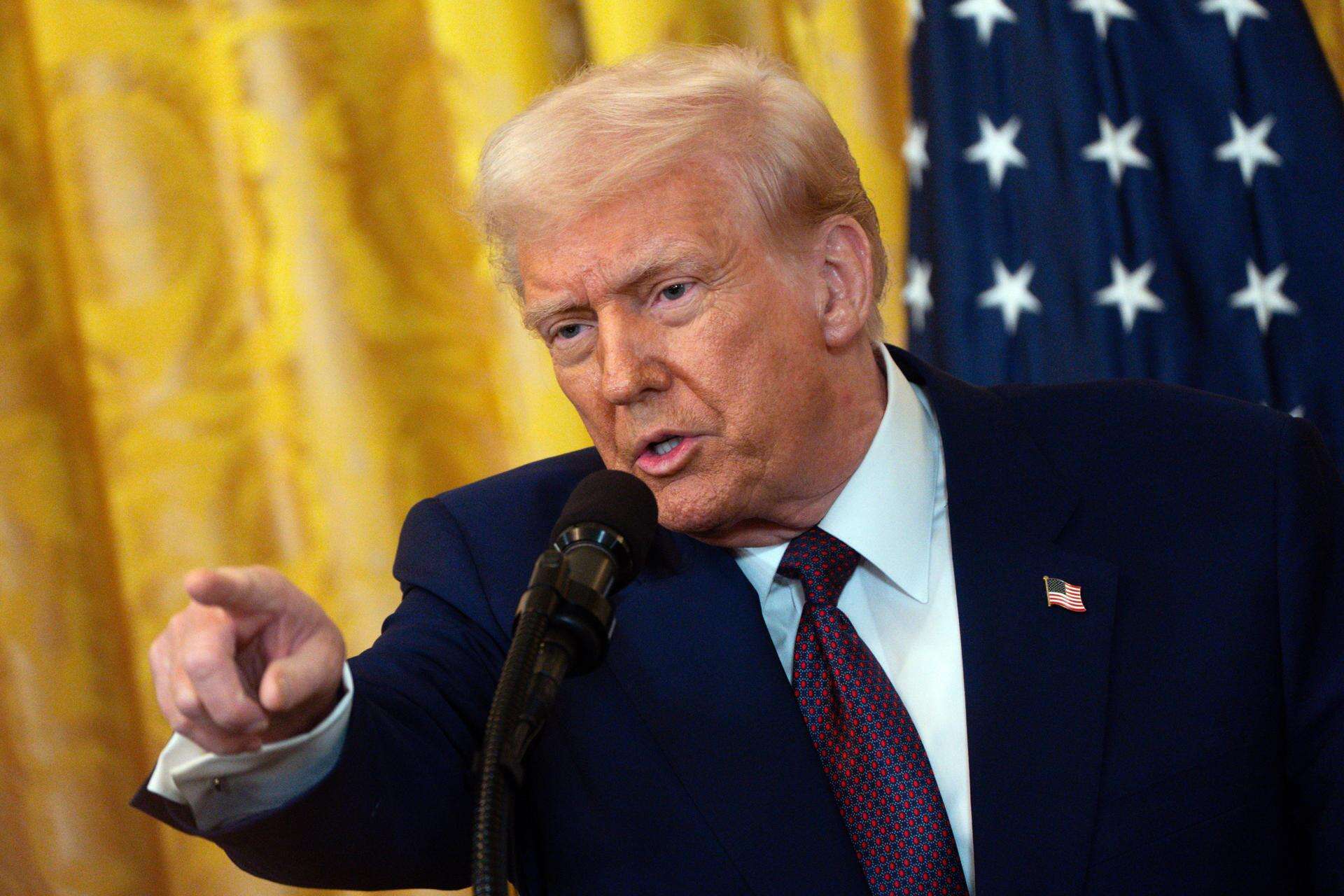Más de 30 medios de EU piden al gobierno que levante el veto a la agencia AP
