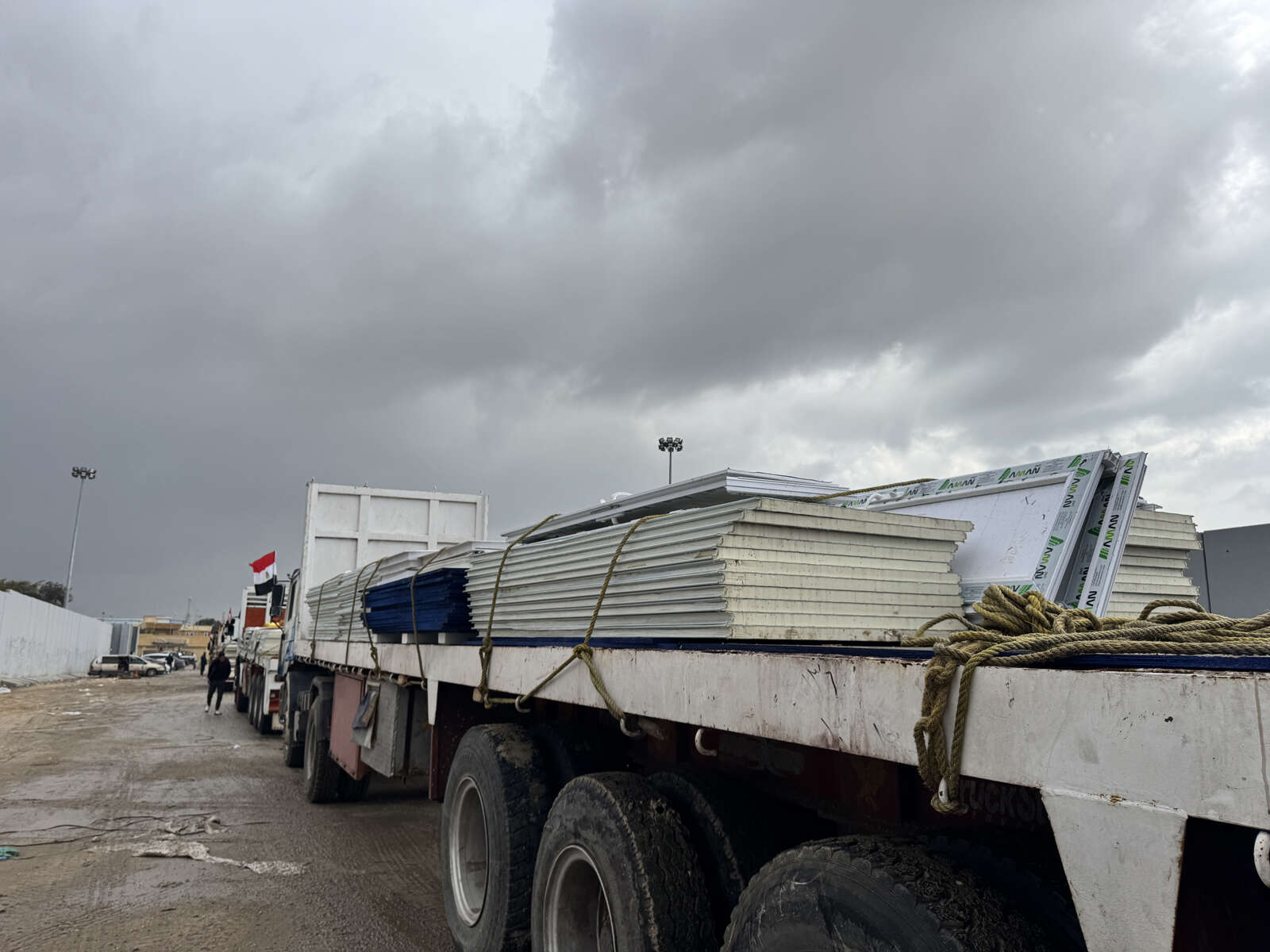 Egipto envía un primer lote de casas prefabricadas a Gaza para iniciar la reconstrucción