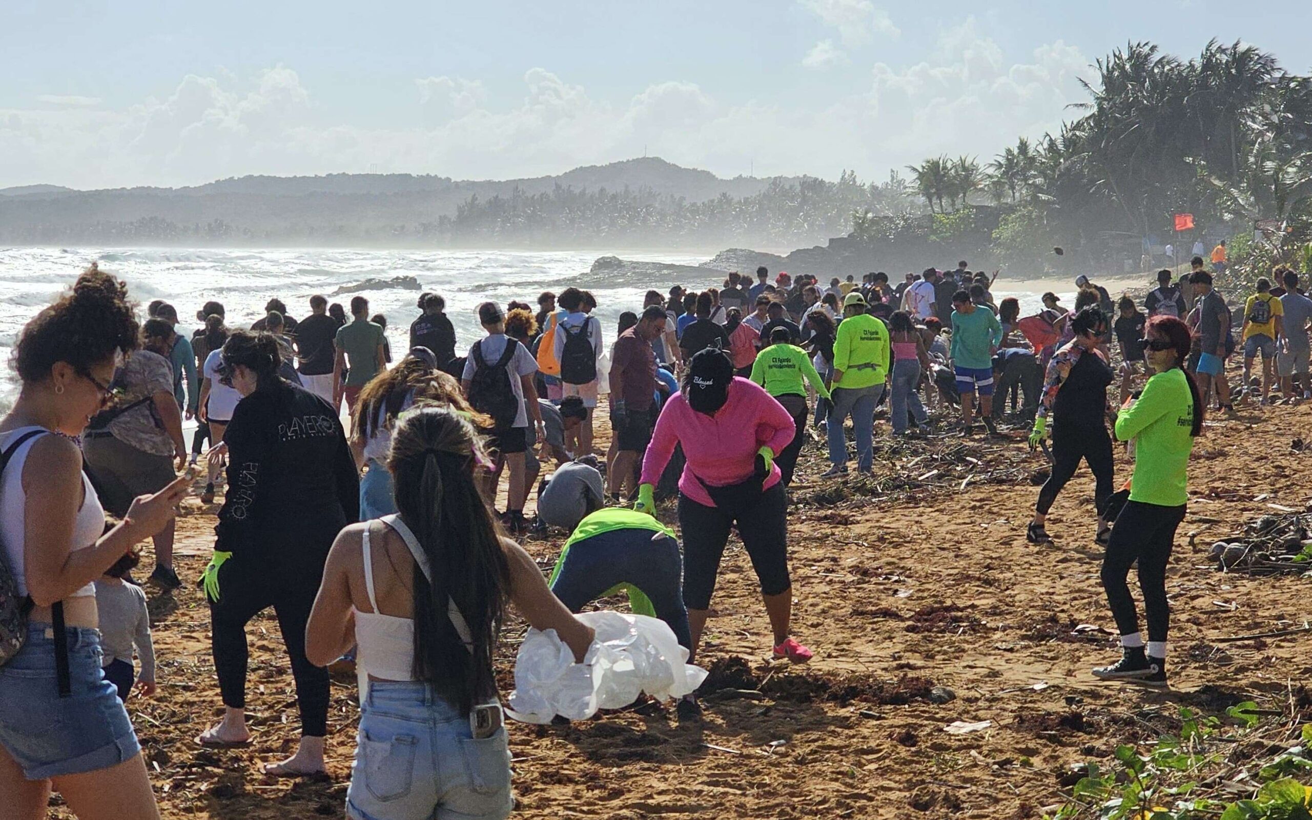 Celebran 20 años con limpieza de playas en el noreste