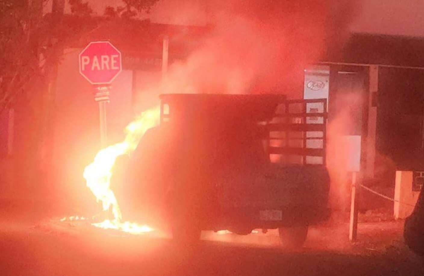 En prisión mujer que quemó camioneta de su vecina que tenía muchos gatos