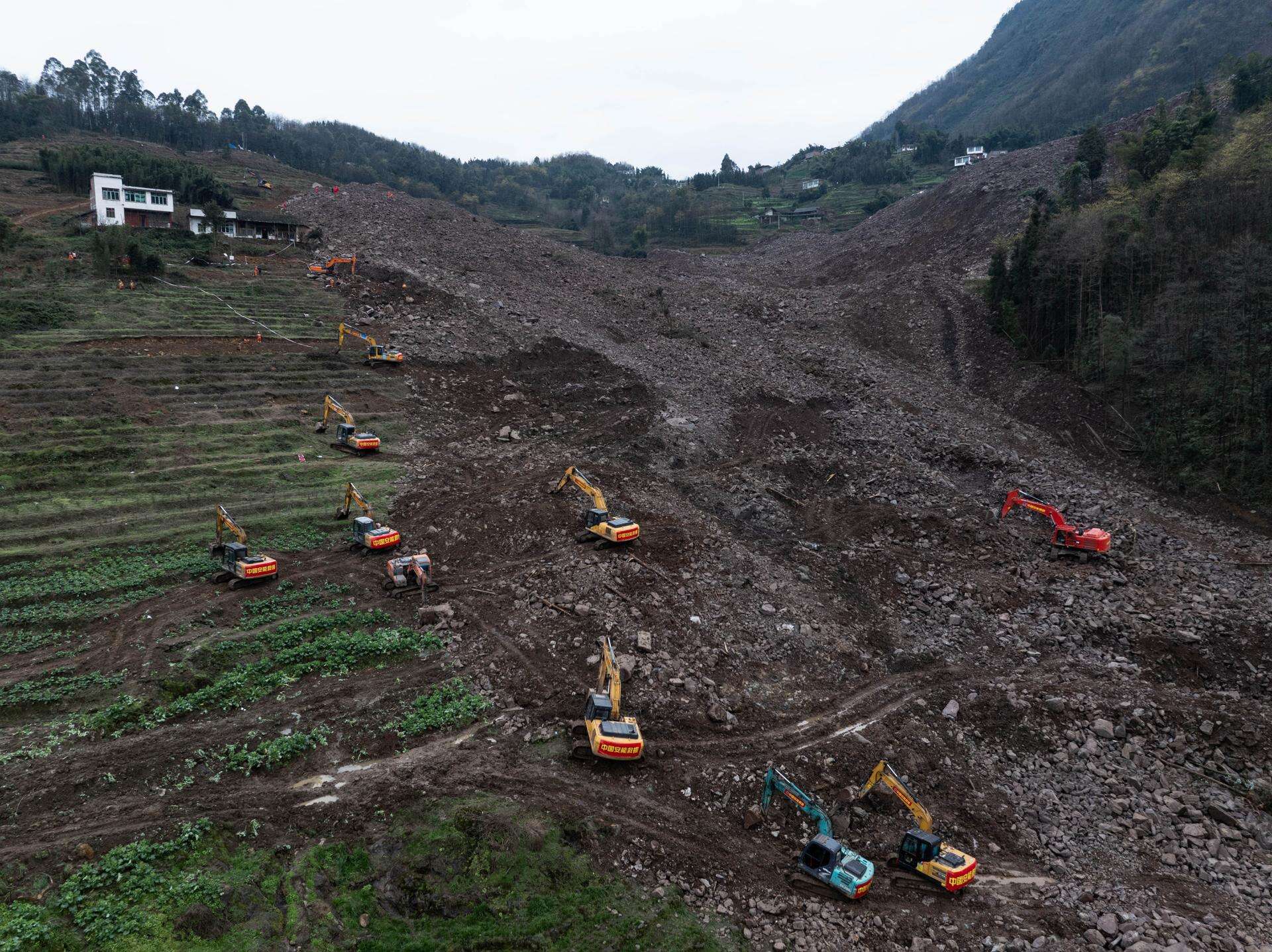 Se eleva a 10 el número de muertos por deslizamiento de tierra en el centro de China