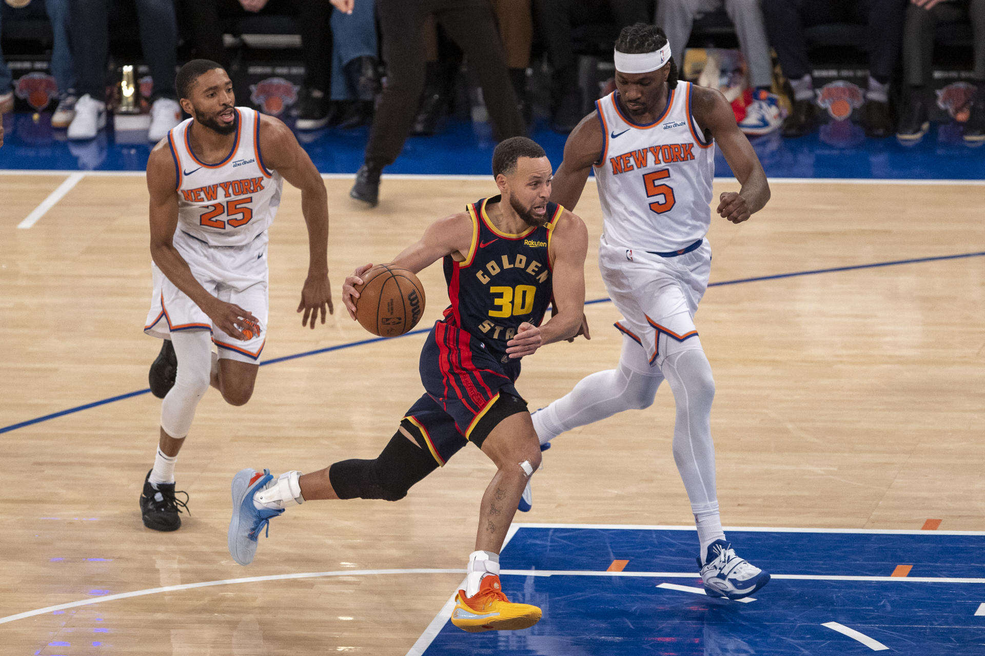 Stephen Curry despierta en la segunda mitad para adueñarse del Madison Square Garden