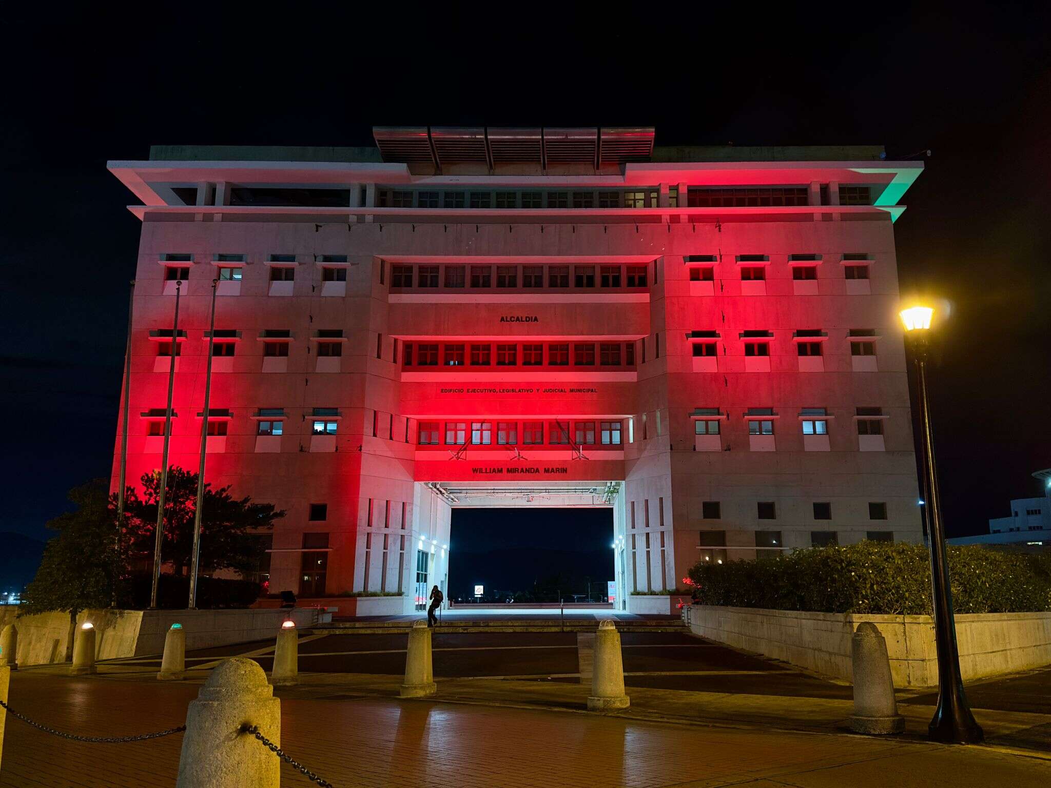 Empresas y organizaciones se iluminan de rojo por la Cruz Roja