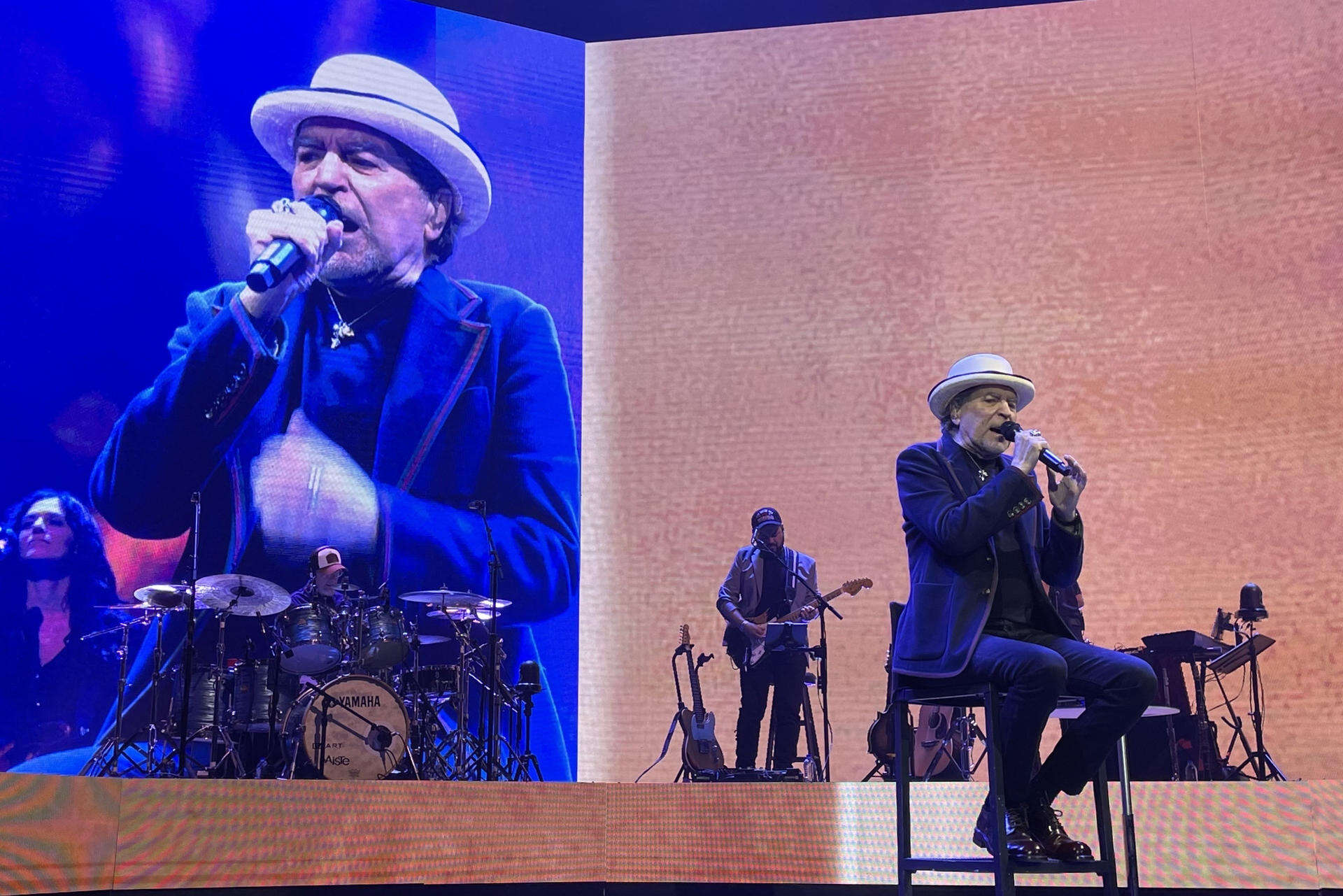 Joaquín Sabina hipnotiza a sus fervientes seguidores con un emotivo concierto