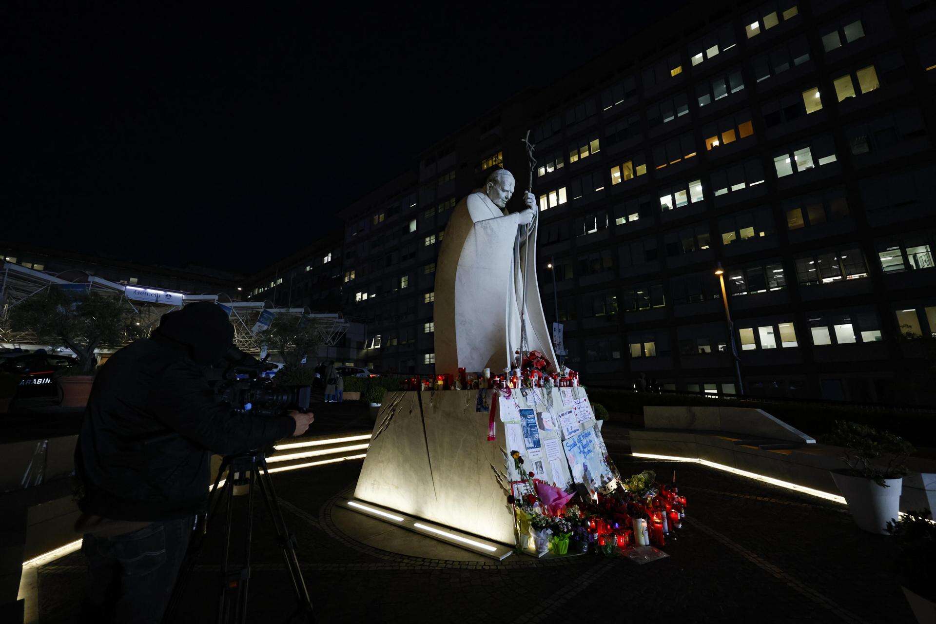 El papa continúa estable