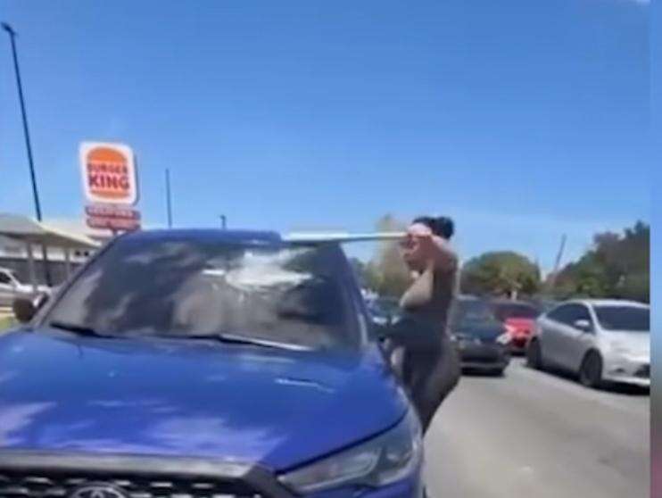 Difícil radicar caso contra mujer que entró a batazos a otra sin testigos, según fiscal