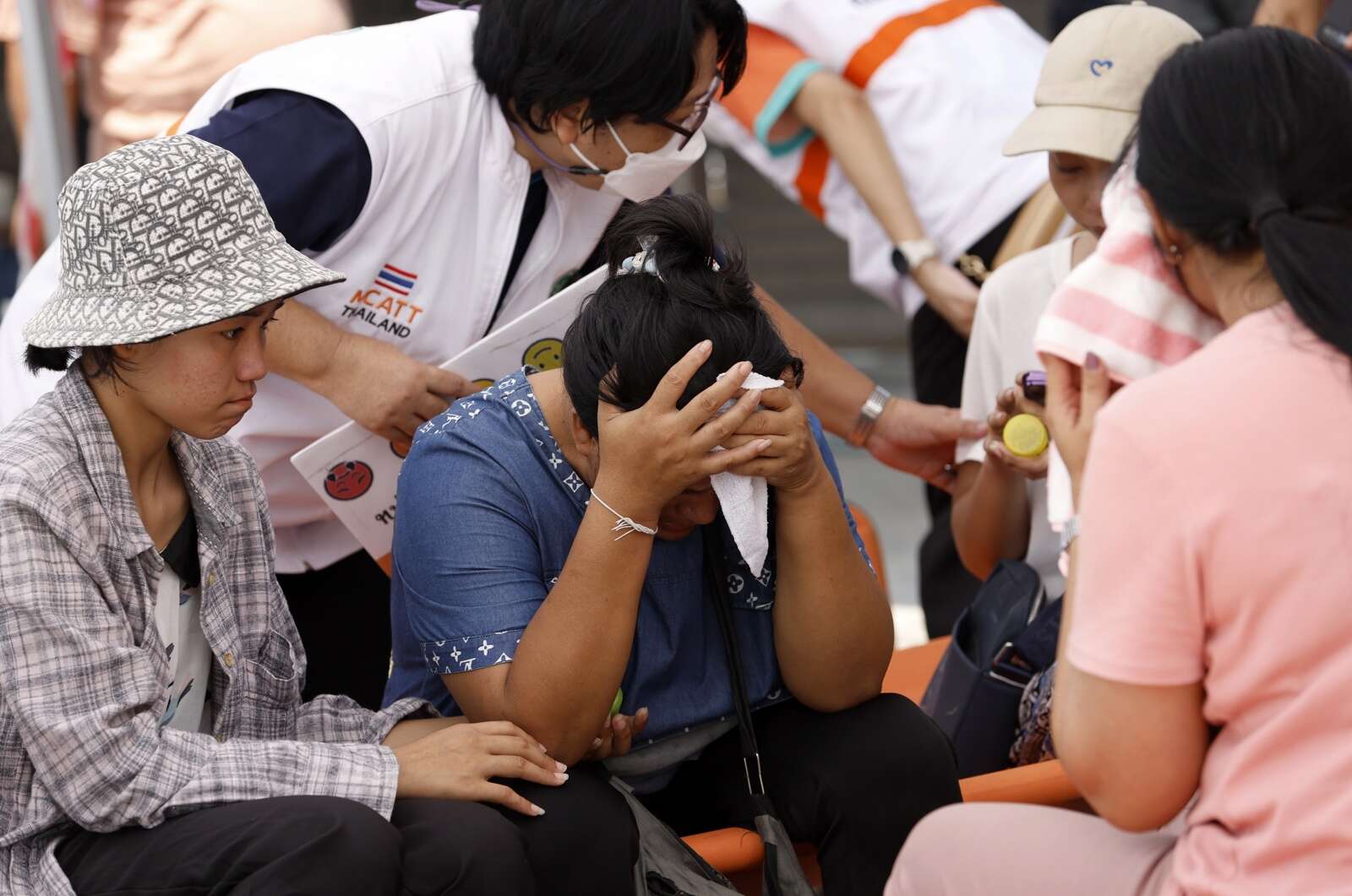 La angustiosa búsqueda de supervivientes entre los escombros en Bangkok