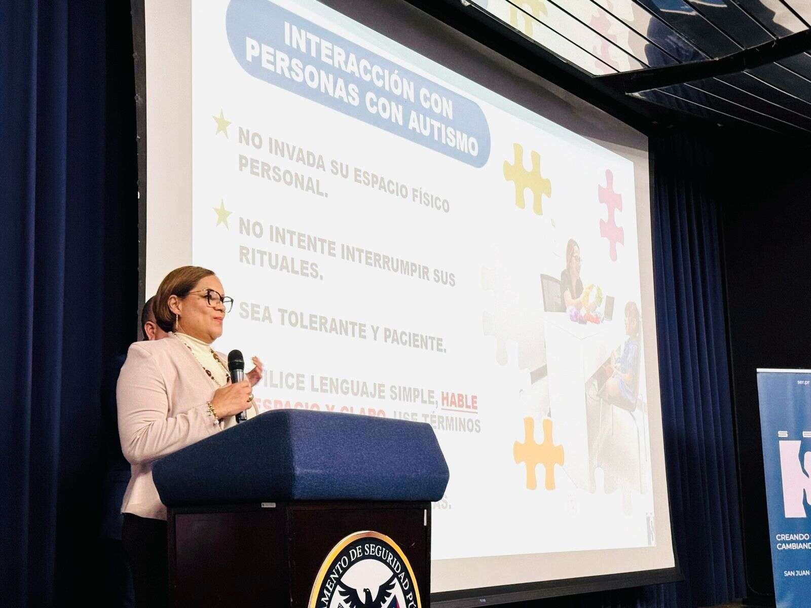 Cadetes de la Policía reciben adiestramiento sobre personas con autismo