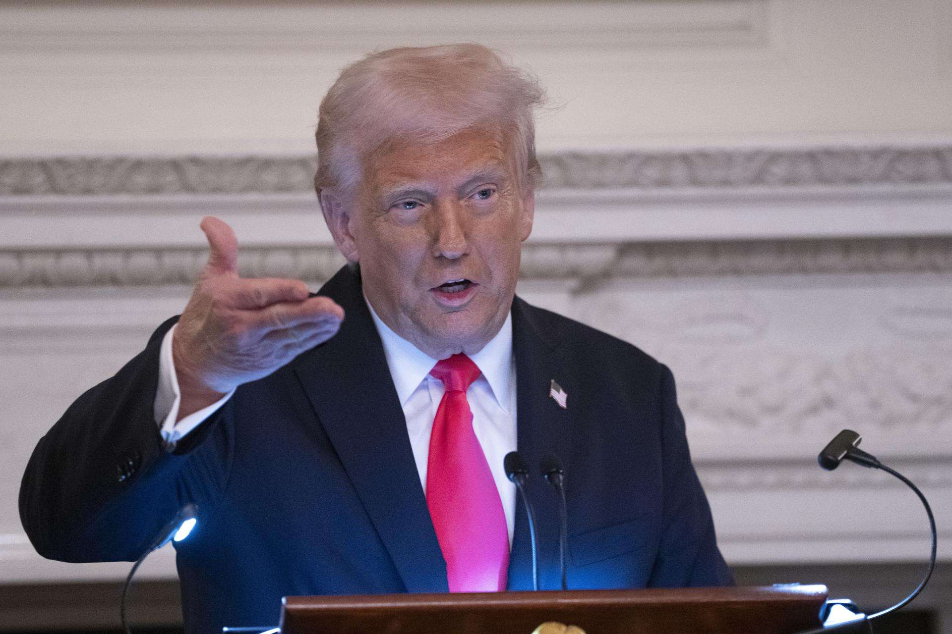 Trump penaliza al bufete donde trabajó abogado que investigó su campaña electoral de 2016