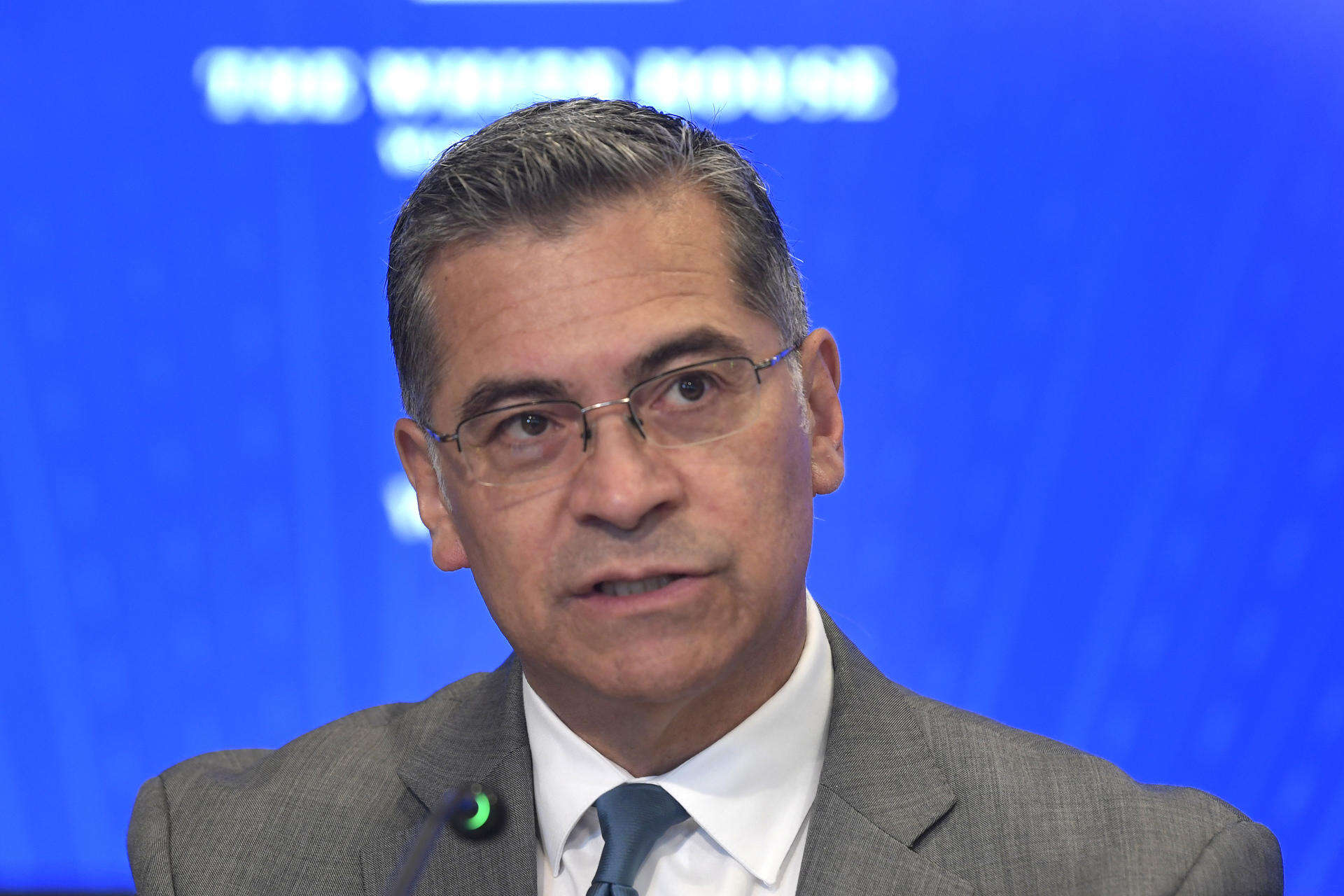 El secretario de salud de Biden augura un «desastre» tras los recortes de Trump al HHS