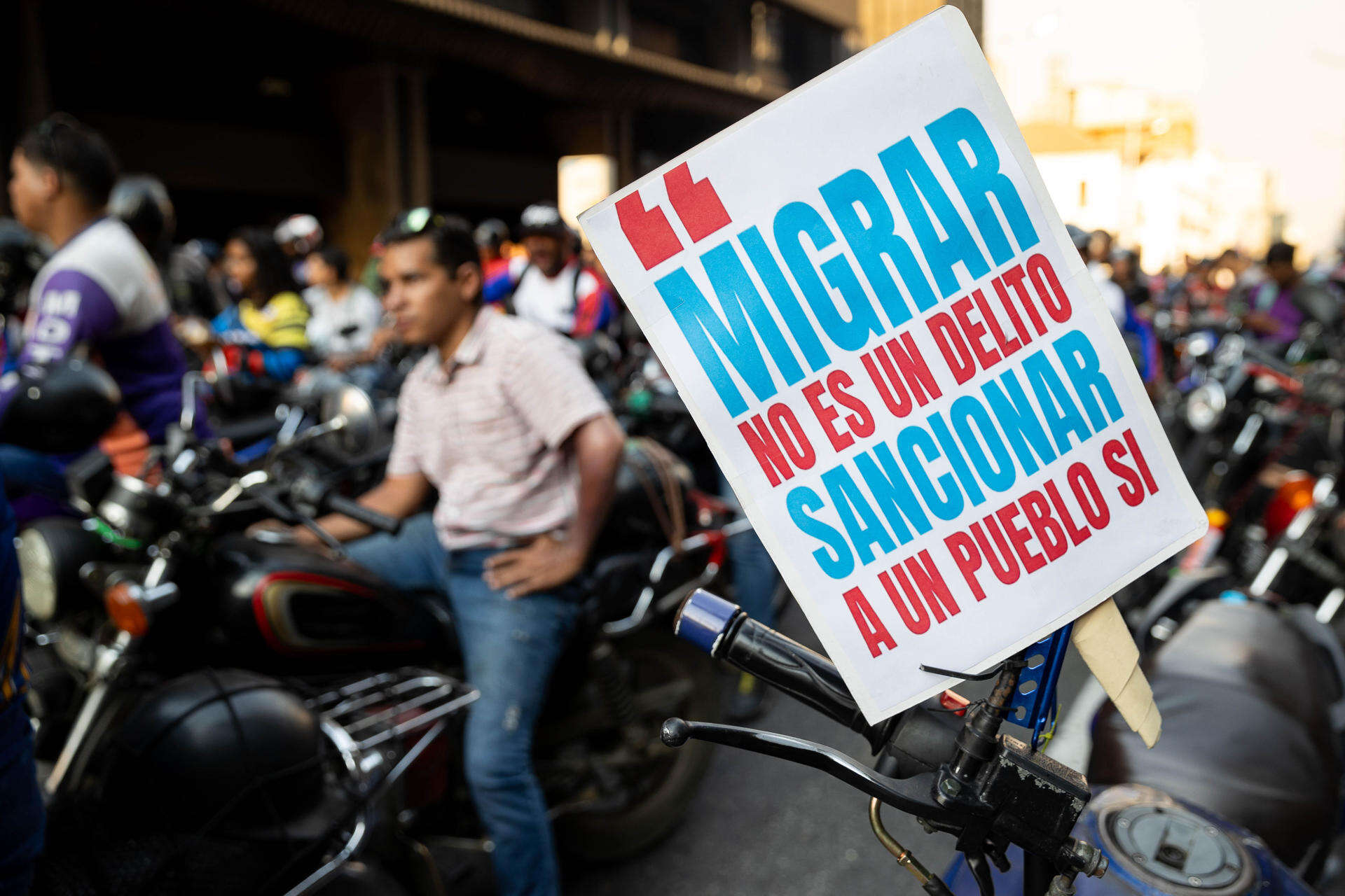 Venezolanos vuelven a las calles para rechazar «secuestro» de migrantes en El Salvador