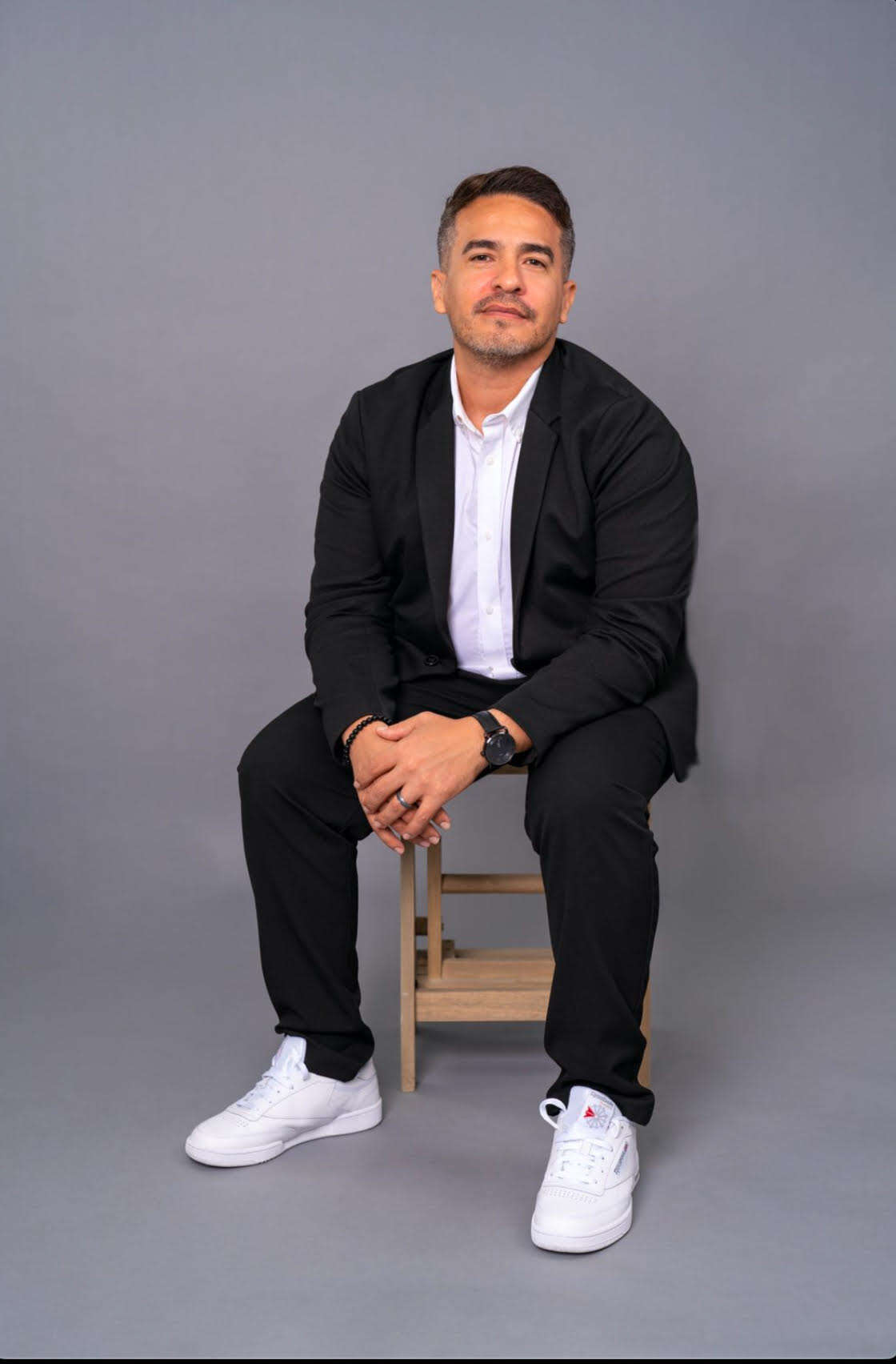 Inaugura exposición «Entre flores y gemas» en Bellas Artes de Caguas