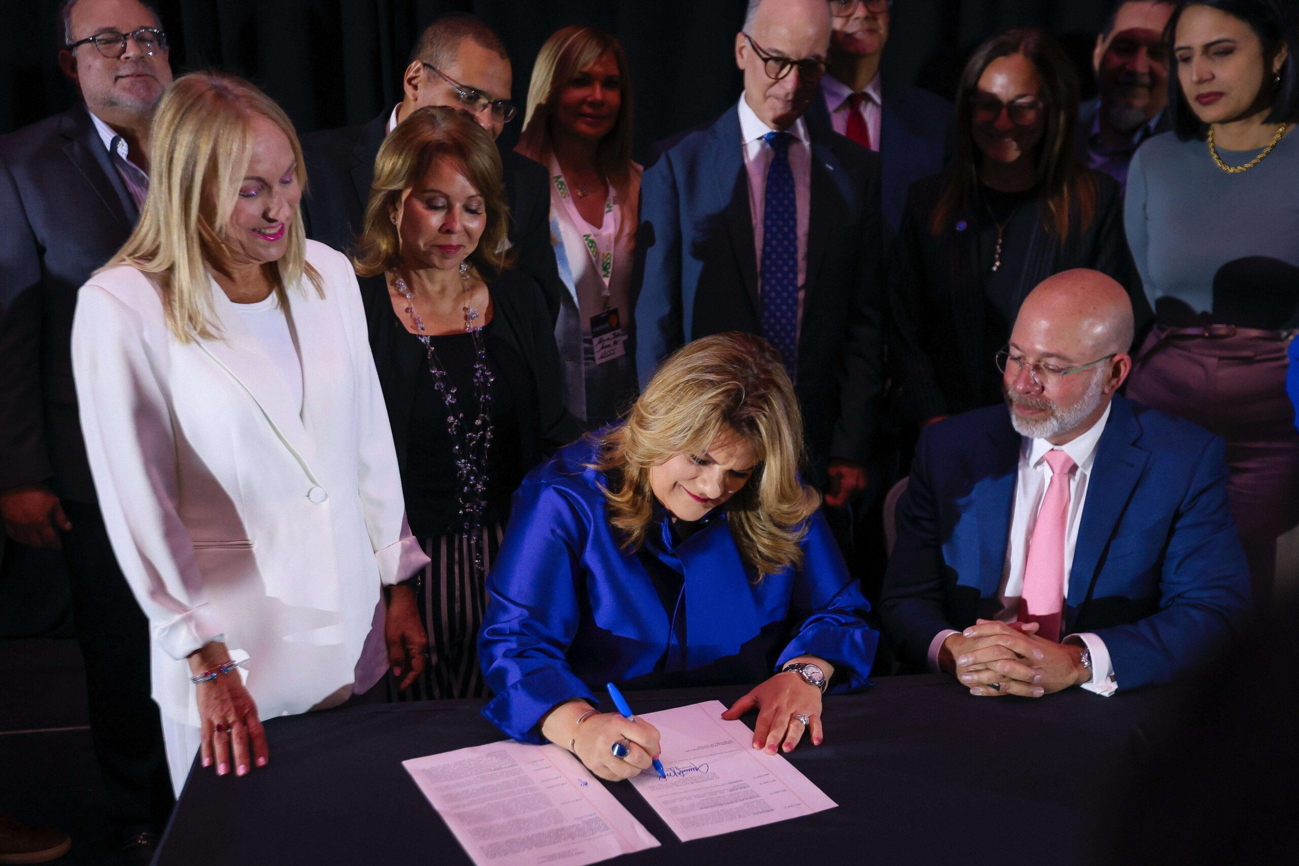 Gobernadora firma sus primeras dos leyes para transformar el sistema energético