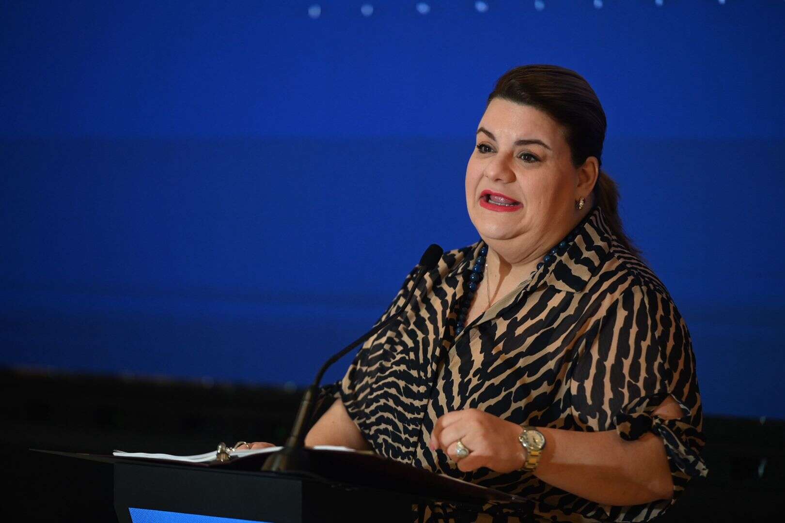 Indignada la Gobernadora con «no causa» contra sujeto que agredió a anciana