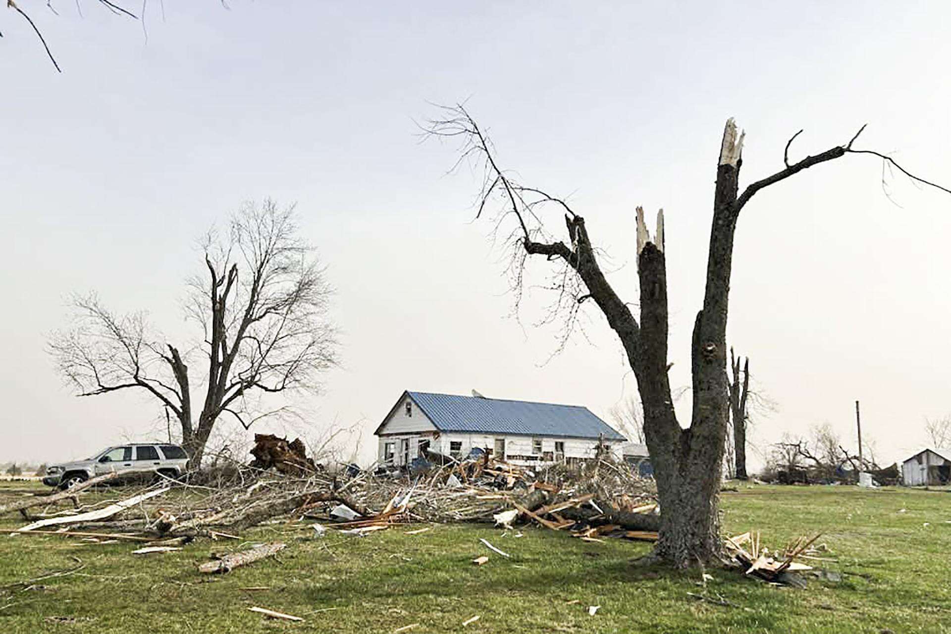 El este de EU sigue bajo alerta de tormentas y tornados tras el devastador temporal