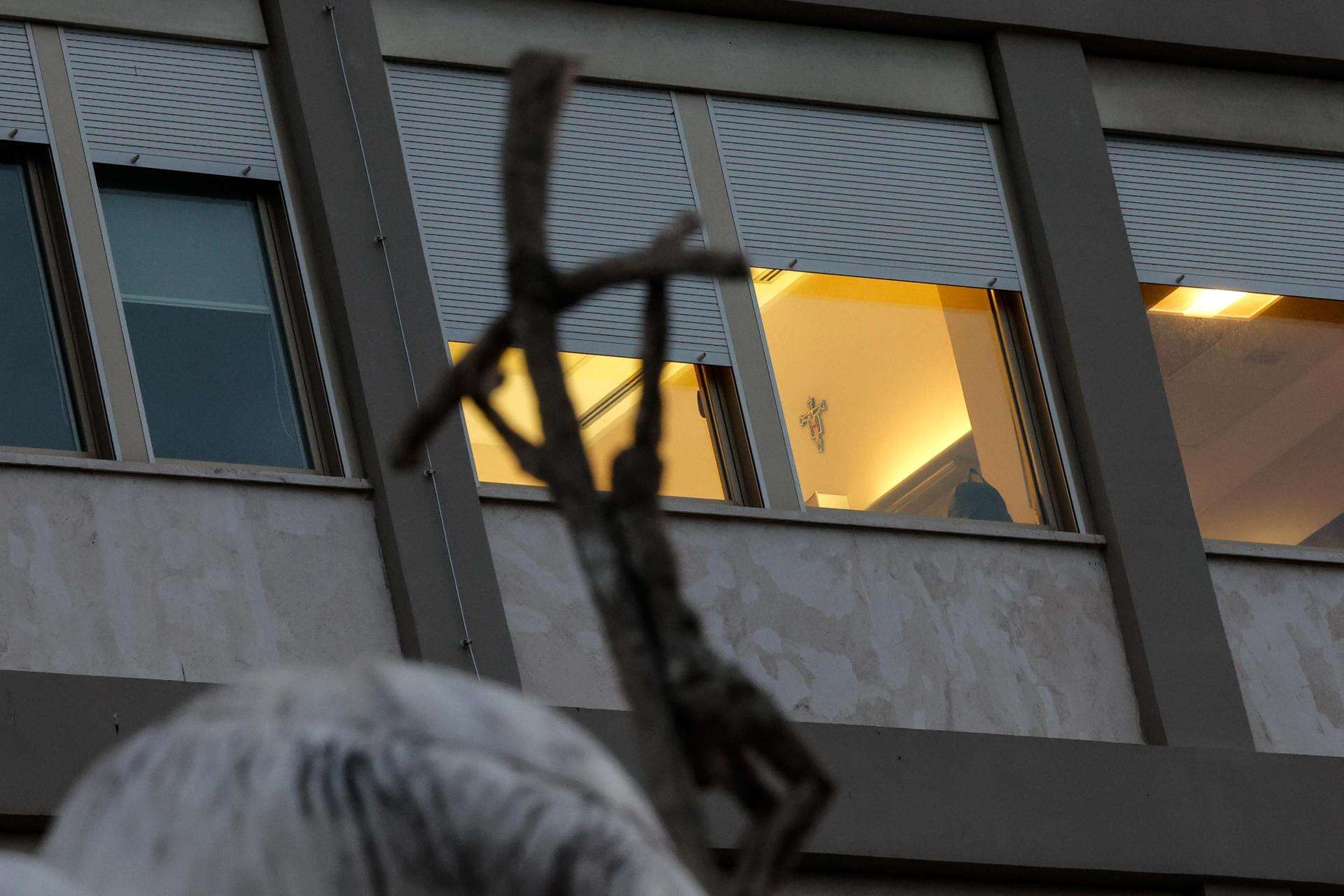 Papa llega al mes hospitalizado «estable», pero con una «lenta» recuperación